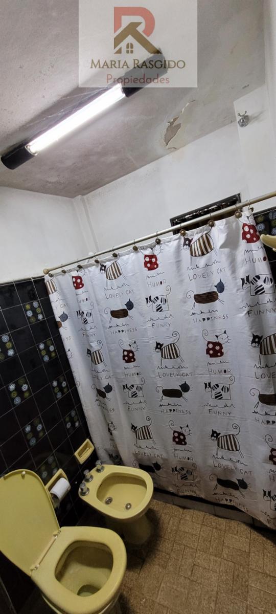 Casa ubicada en inmejorable zona de Castelar Norte. Cerca de los colegios más importantes de la zona, Inmaculada y Sagrado Corazón. — foto 9
