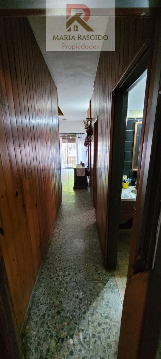 Casa ubicada en inmejorable zona de Castelar Norte. Cerca de los colegios más importantes de la zona, Inmaculada y Sagrado Corazón. — foto 10