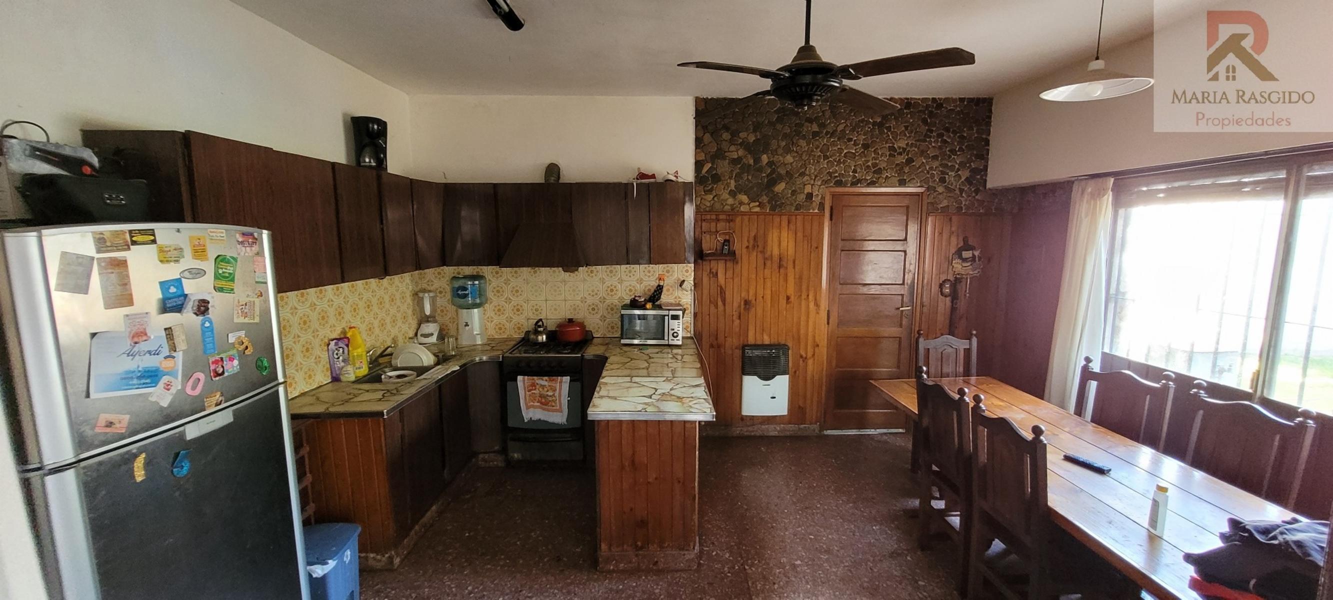 Casa ubicada en inmejorable zona de Castelar Norte. Cerca de los colegios más importantes de la zona, Inmaculada y Sagrado Corazón. — foto 11