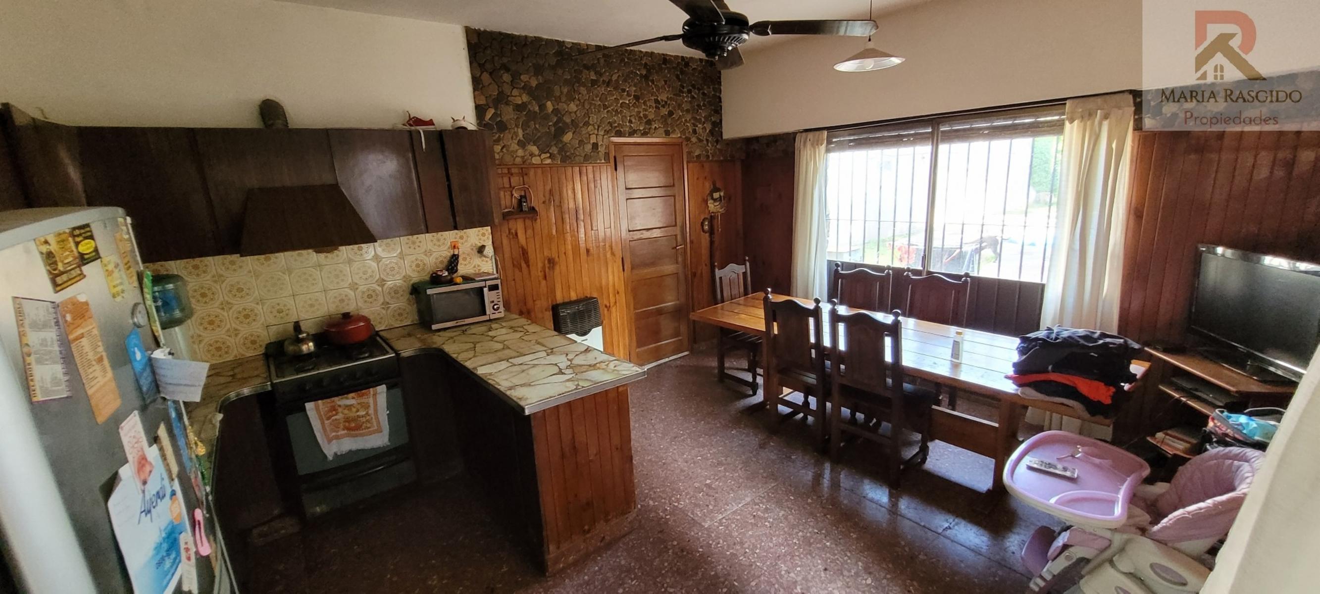 Casa ubicada en inmejorable zona de Castelar Norte. Cerca de los colegios más importantes de la zona, Inmaculada y Sagrado Corazón. — foto 12