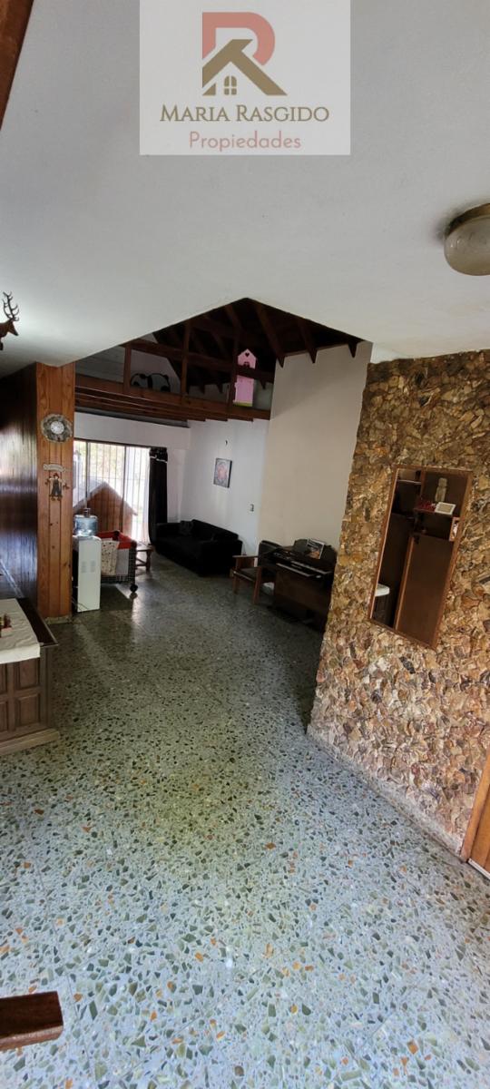 Casa ubicada en inmejorable zona de Castelar Norte. Cerca de los colegios más importantes de la zona, Inmaculada y Sagrado Corazón. — foto 14