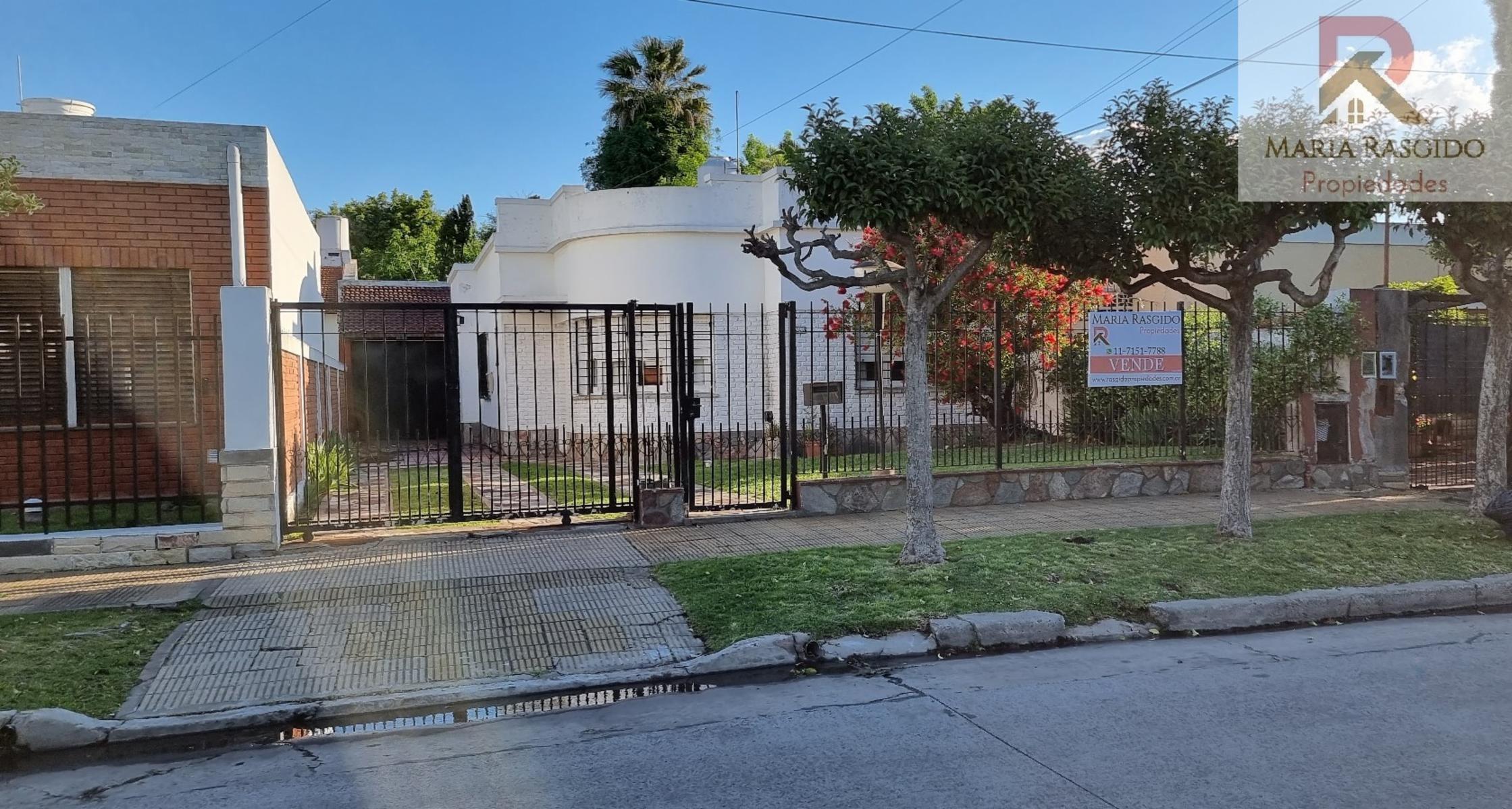 Casa en Venta. Zona: Castelar Norte. 4 ambientes más dependencia. Parque. Quincho. Amplios ambientes muy luminosos.