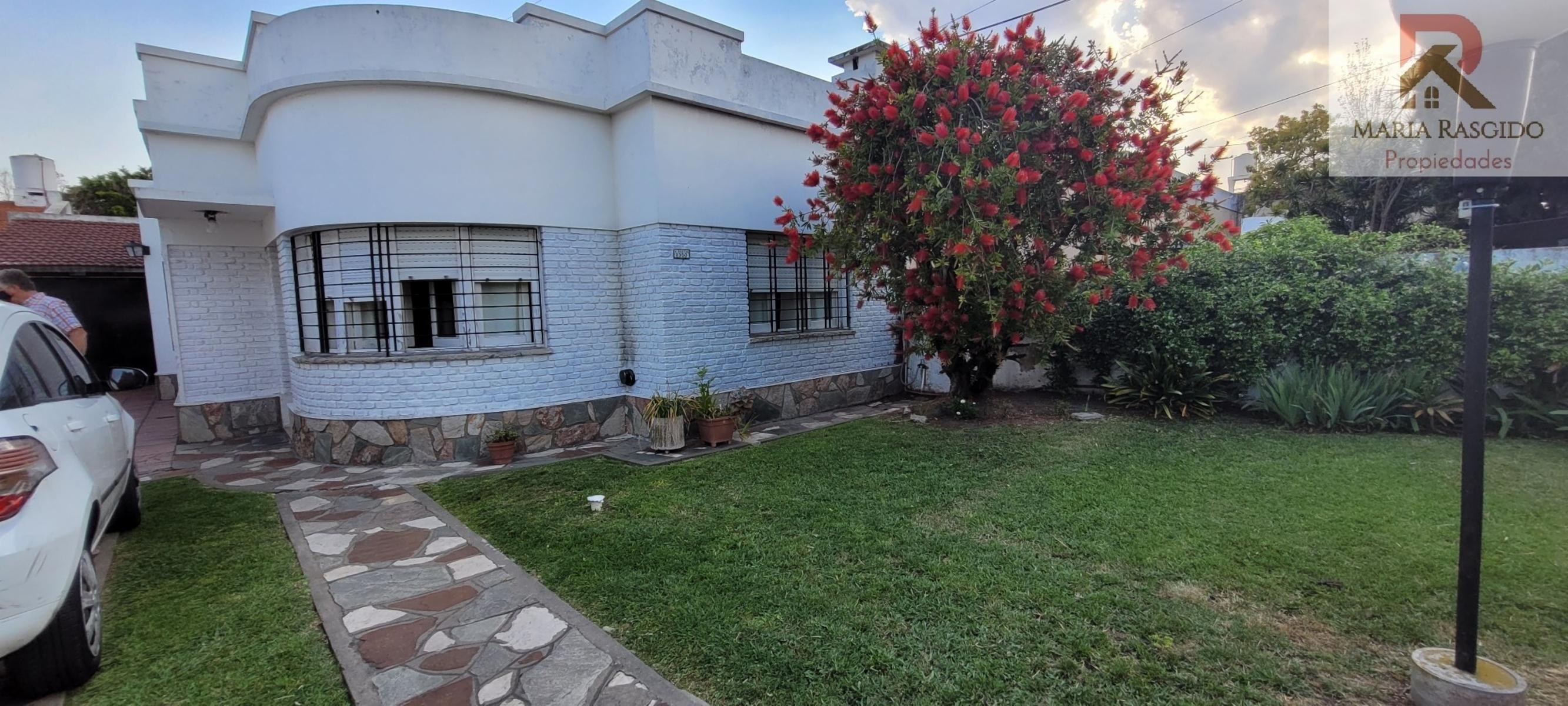 Casa en Venta. Zona: Castelar Norte. 4 ambientes más dependencia. Parque. Quincho. Amplios ambientes muy luminosos. — foto 2