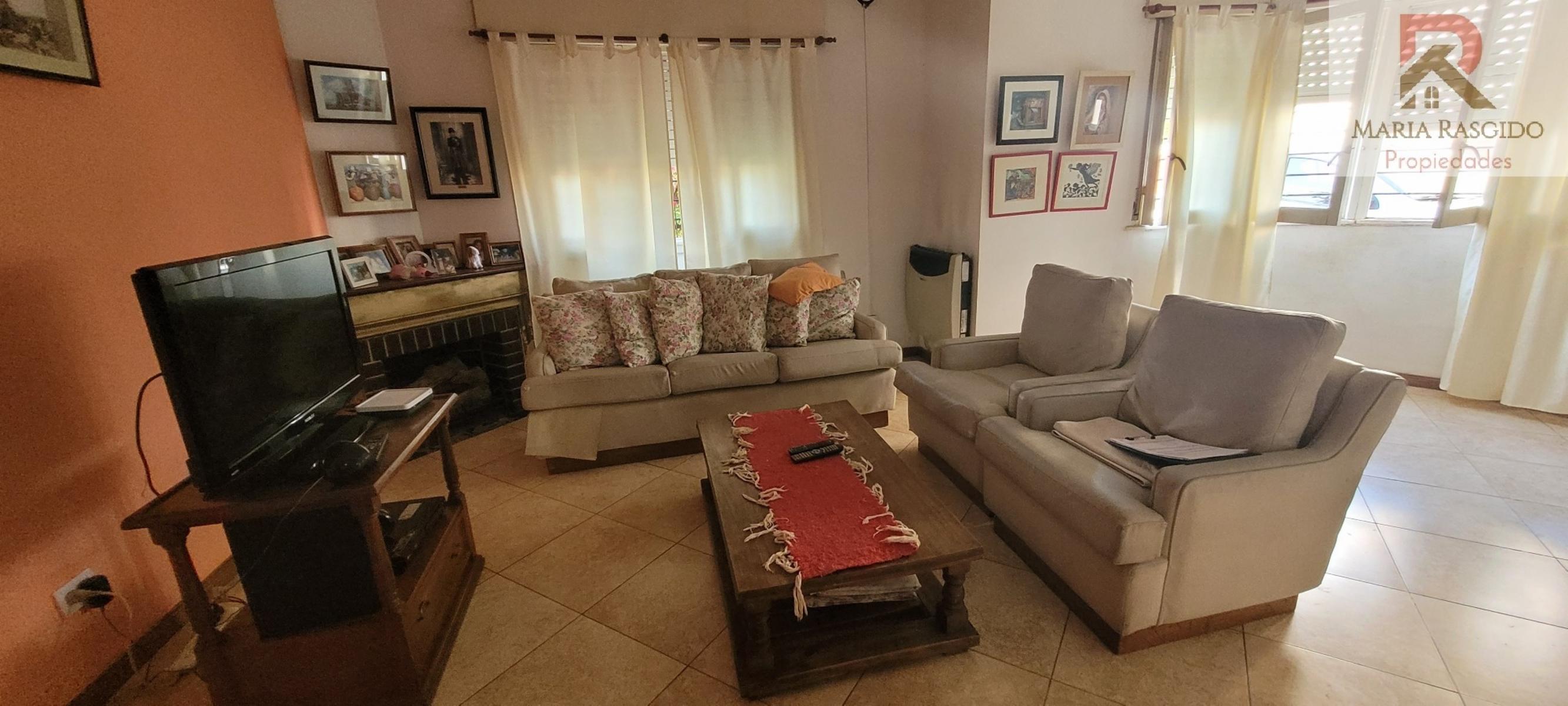 Casa en Venta. Zona: Castelar Norte. 4 ambientes más dependencia. Parque. Quincho. Amplios ambientes muy luminosos. — foto 3