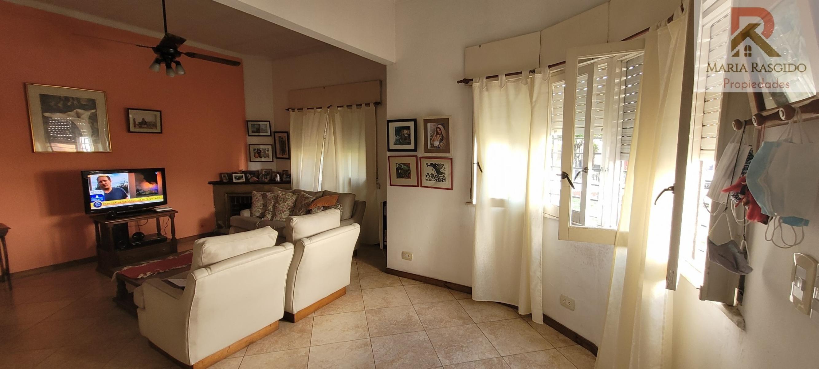 Casa en Venta. Zona: Castelar Norte. 4 ambientes más dependencia. Parque. Quincho. Amplios ambientes muy luminosos. — foto 4