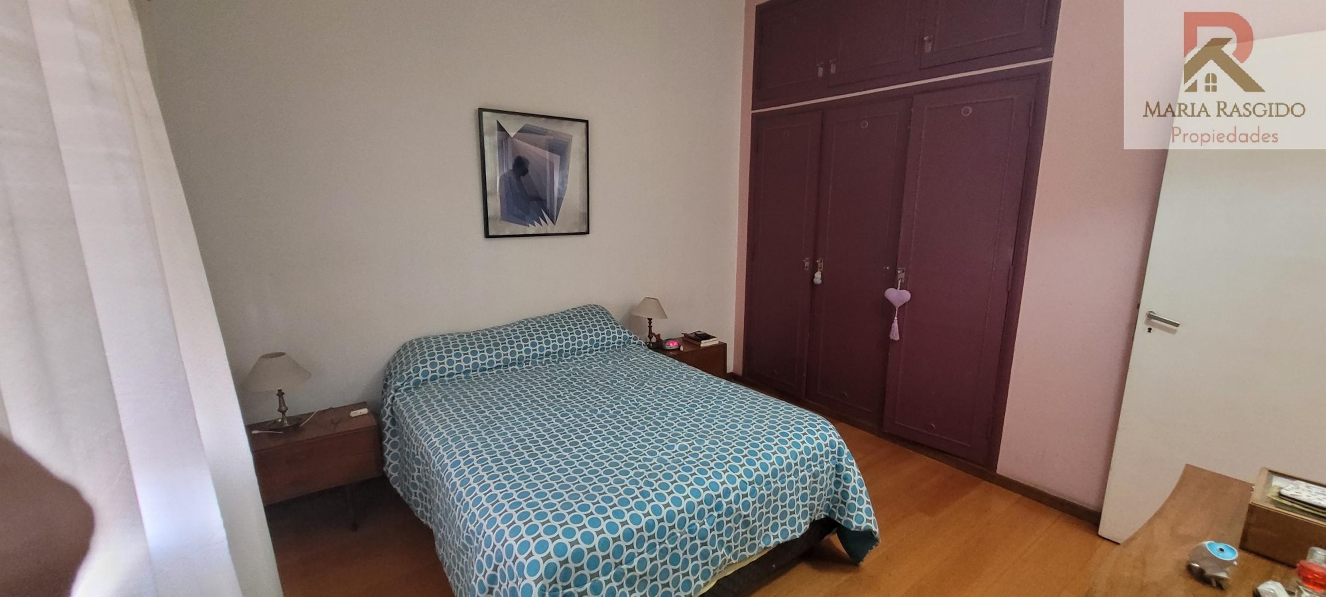 Casa en Venta. Zona: Castelar Norte. 4 ambientes más dependencia. Parque. Quincho. Amplios ambientes muy luminosos. — foto 6
