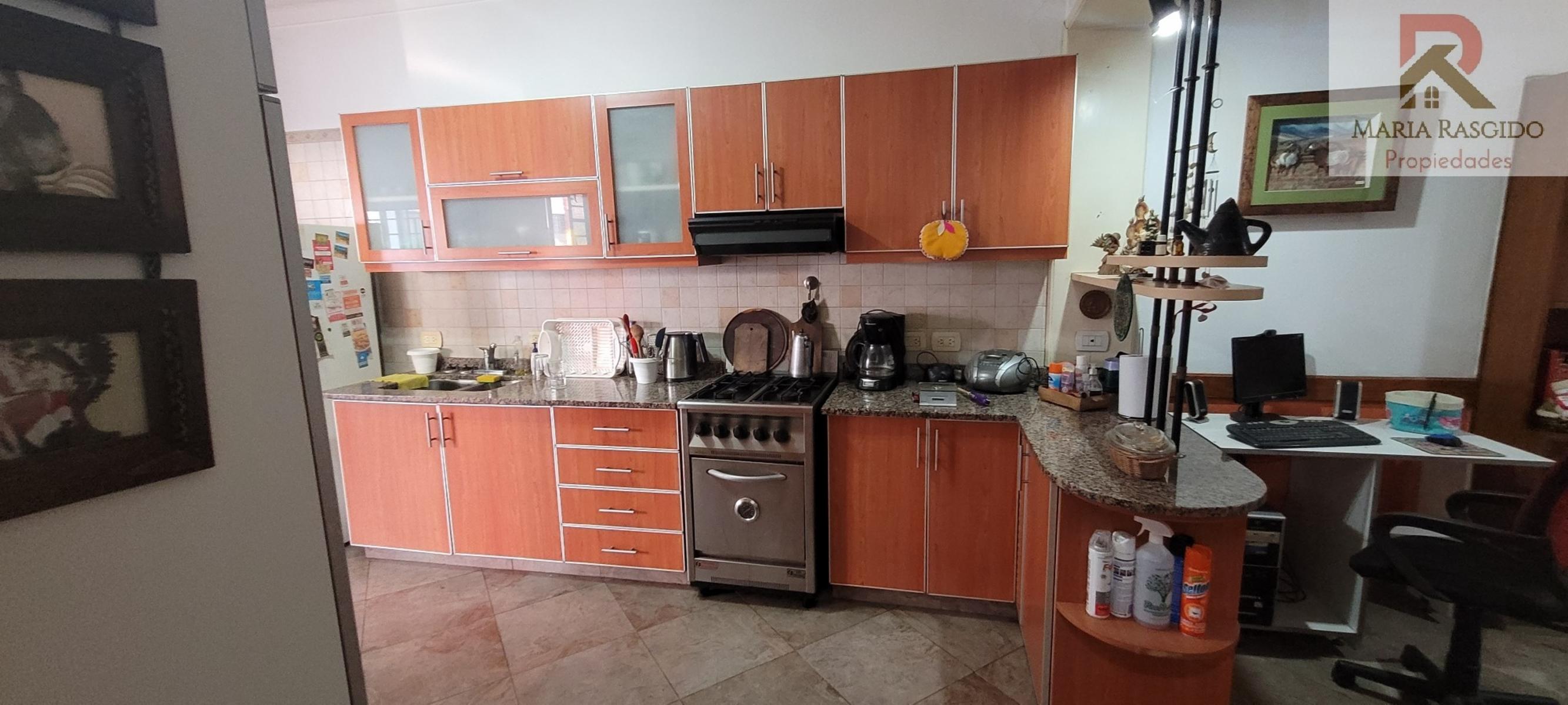 Casa en Venta. Zona: Castelar Norte. 4 ambientes más dependencia. Parque. Quincho. Amplios ambientes muy luminosos. — foto 8
