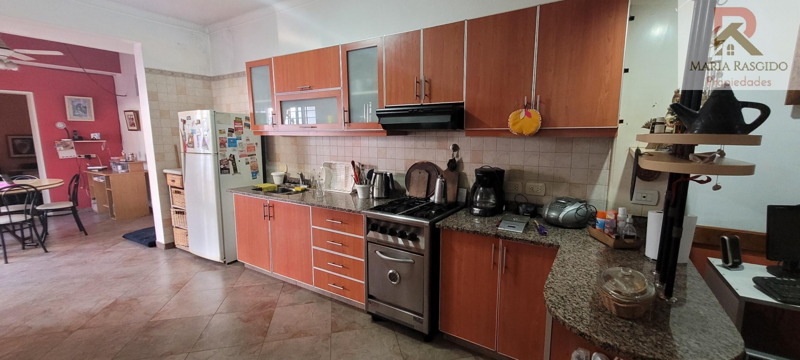 Casa en Venta. Zona: Castelar Norte. 4 ambientes más dependencia. Parque. Quincho. Amplios ambientes muy luminosos. — foto 9