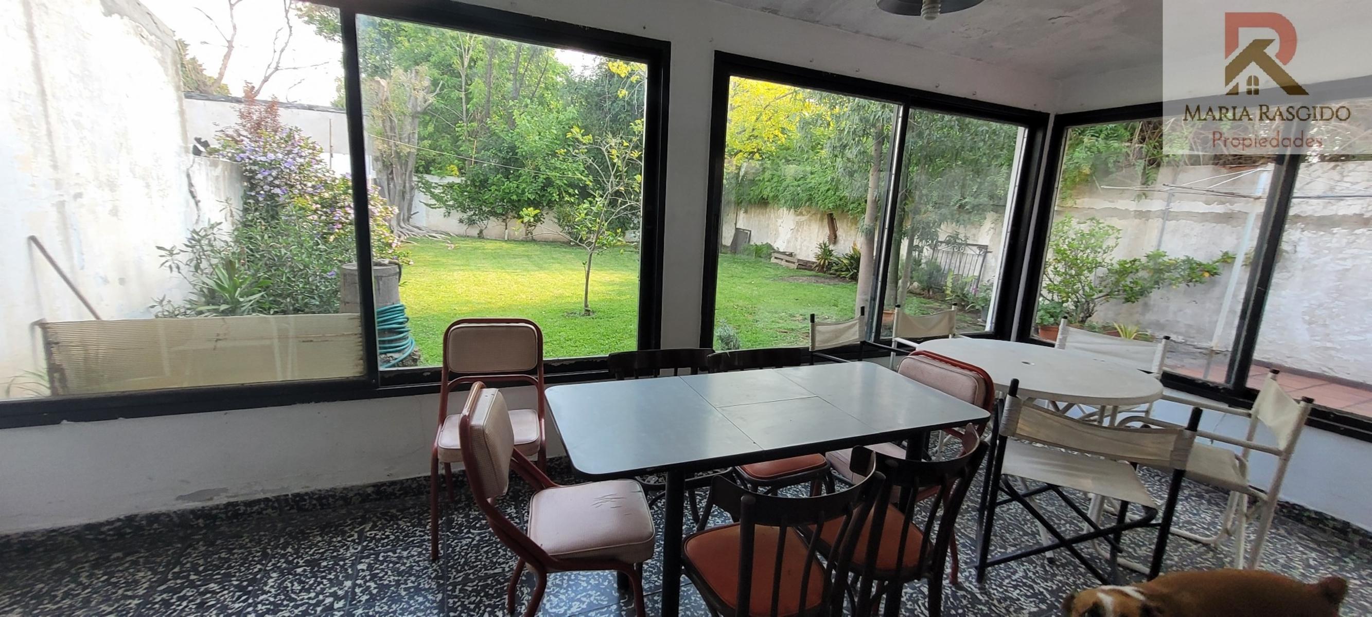 Casa en Venta. Zona: Castelar Norte. 4 ambientes más dependencia. Parque. Quincho. Amplios ambientes muy luminosos. — foto 10