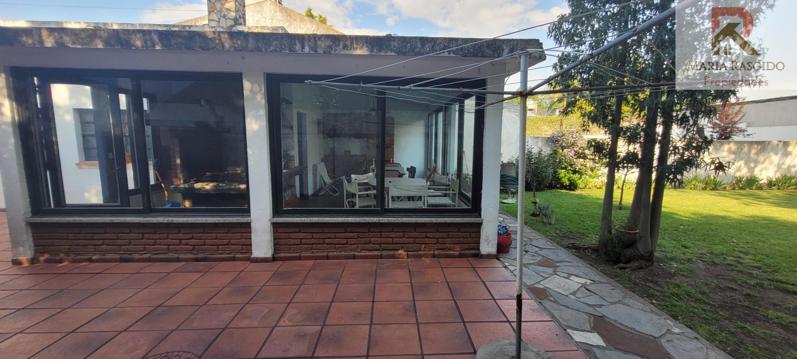 Casa en Venta. Zona: Castelar Norte. 4 ambientes más dependencia. Parque. Quincho. Amplios ambientes muy luminosos. — foto 12