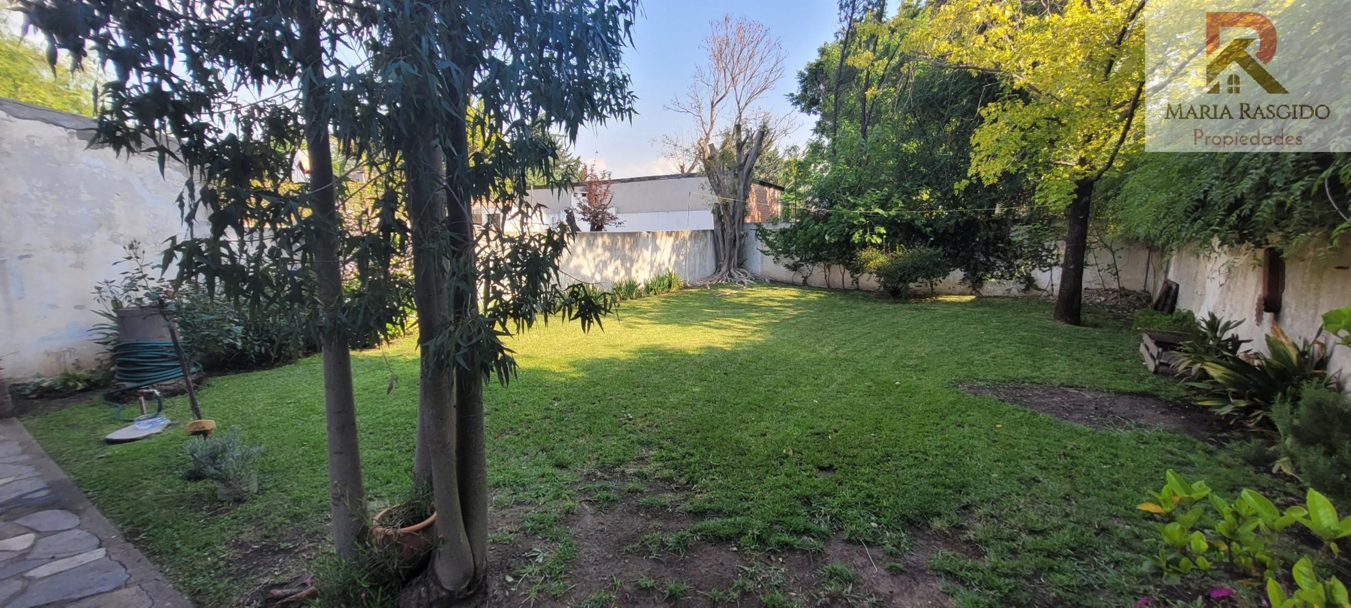 Casa en Venta. Zona: Castelar Norte. 4 ambientes más dependencia. Parque. Quincho. Amplios ambientes muy luminosos. — foto 13