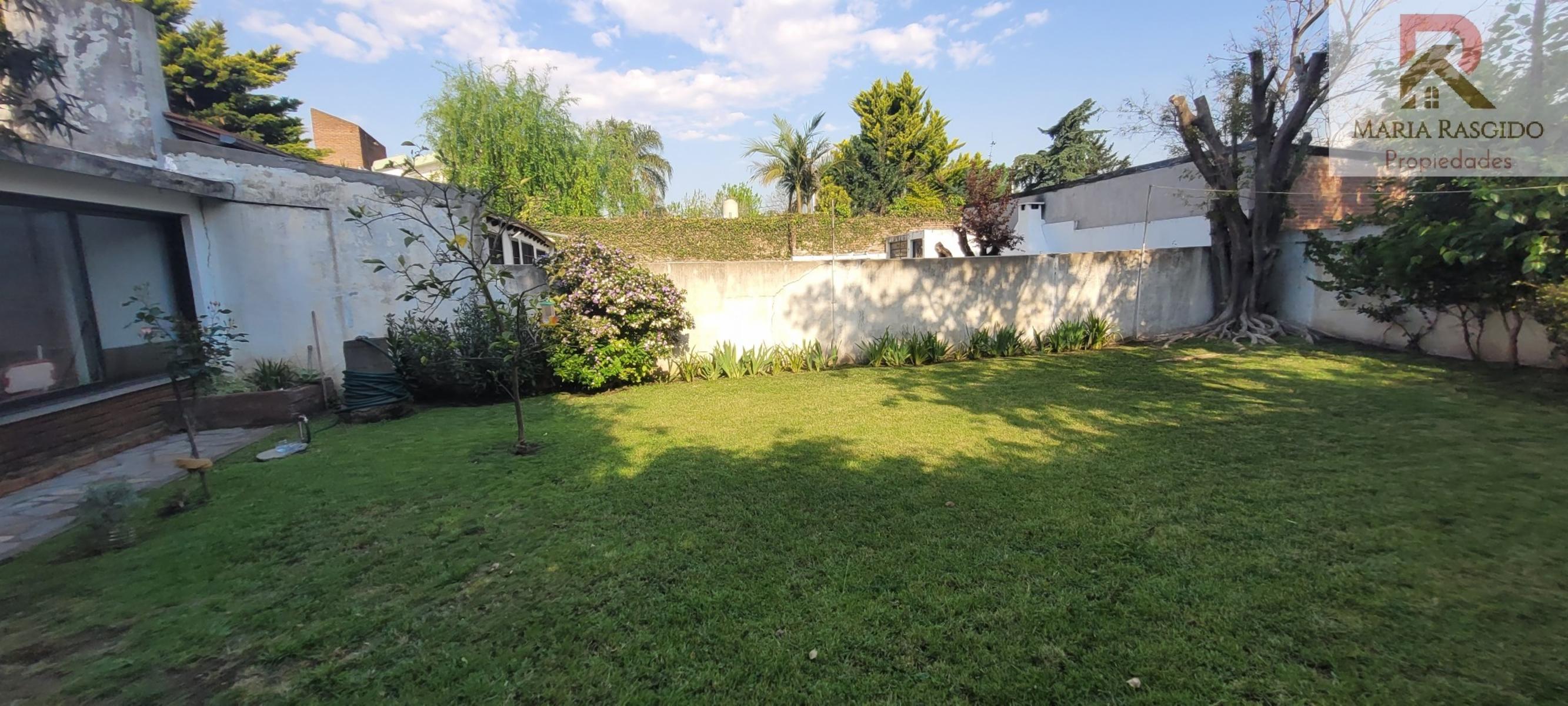 Casa en Venta. Zona: Castelar Norte. 4 ambientes más dependencia. Parque. Quincho. Amplios ambientes muy luminosos. — foto 14