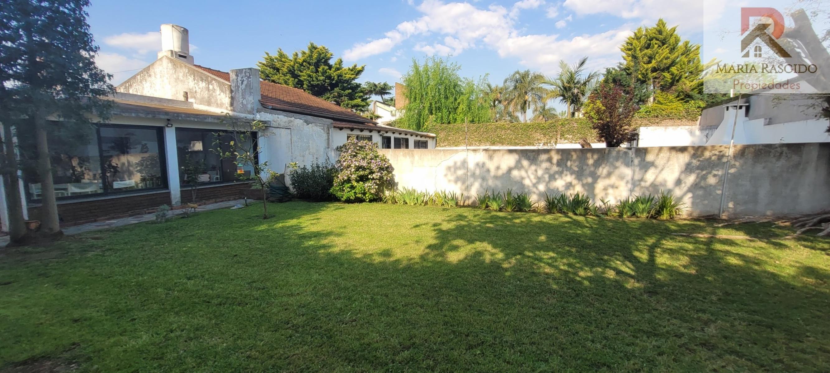 Casa en Venta. Zona: Castelar Norte. 4 ambientes más dependencia. Parque. Quincho. Amplios ambientes muy luminosos. — foto 15