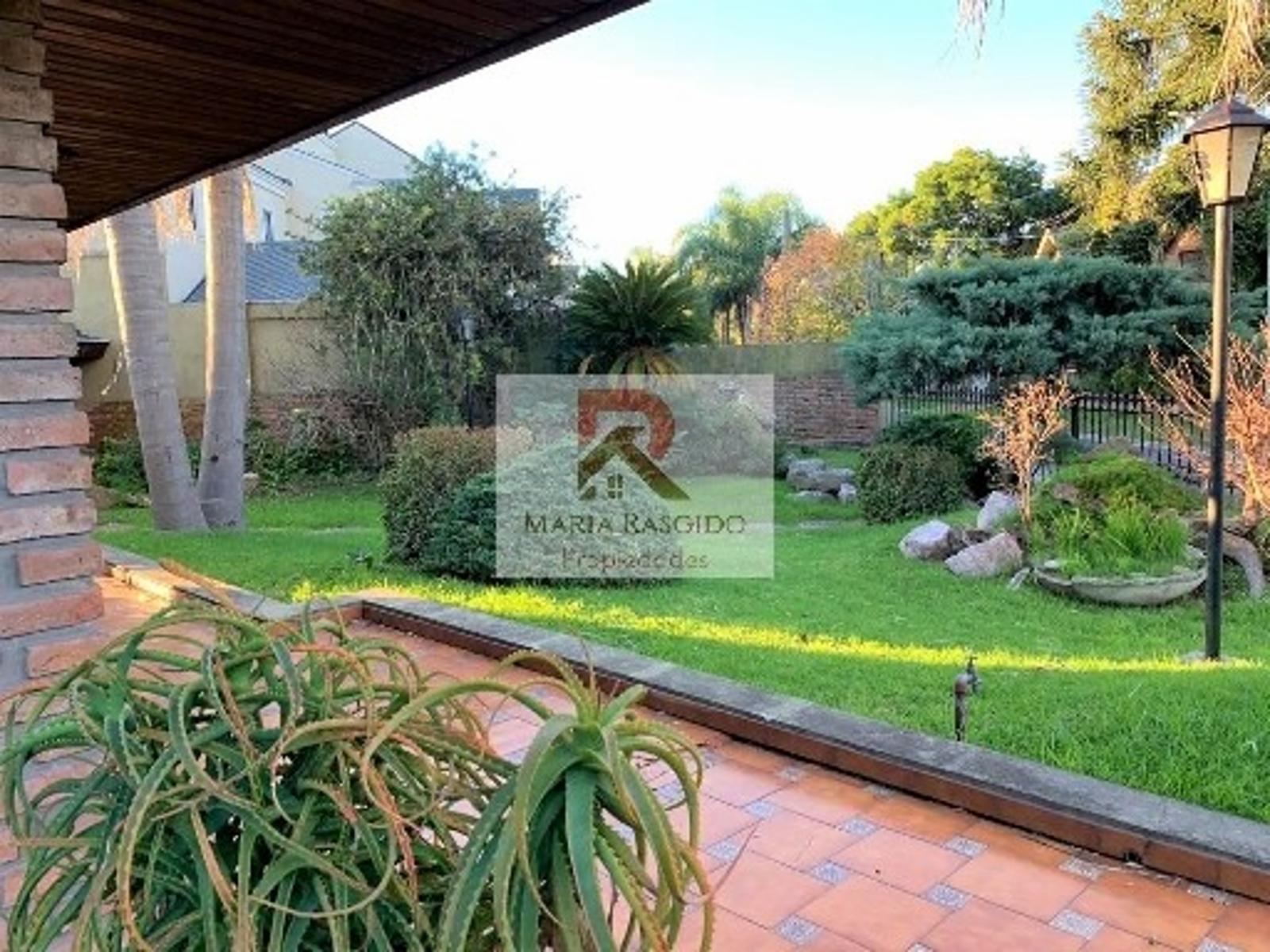 Importante casa en inmejorable zona de Castelar Norte. 5 ambientes. Pileta. Quincho. Parque. Dependencia. — foto 2