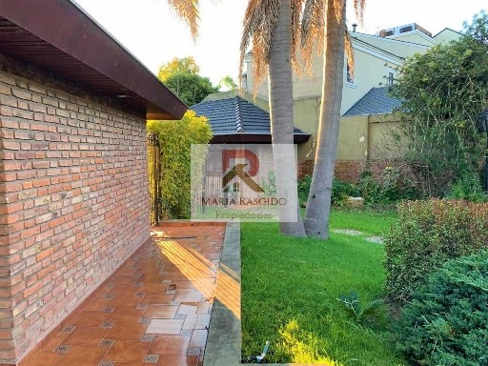 Importante casa en inmejorable zona de Castelar Norte. 5 ambientes. Pileta. Quincho. Parque. Dependencia. — foto 3