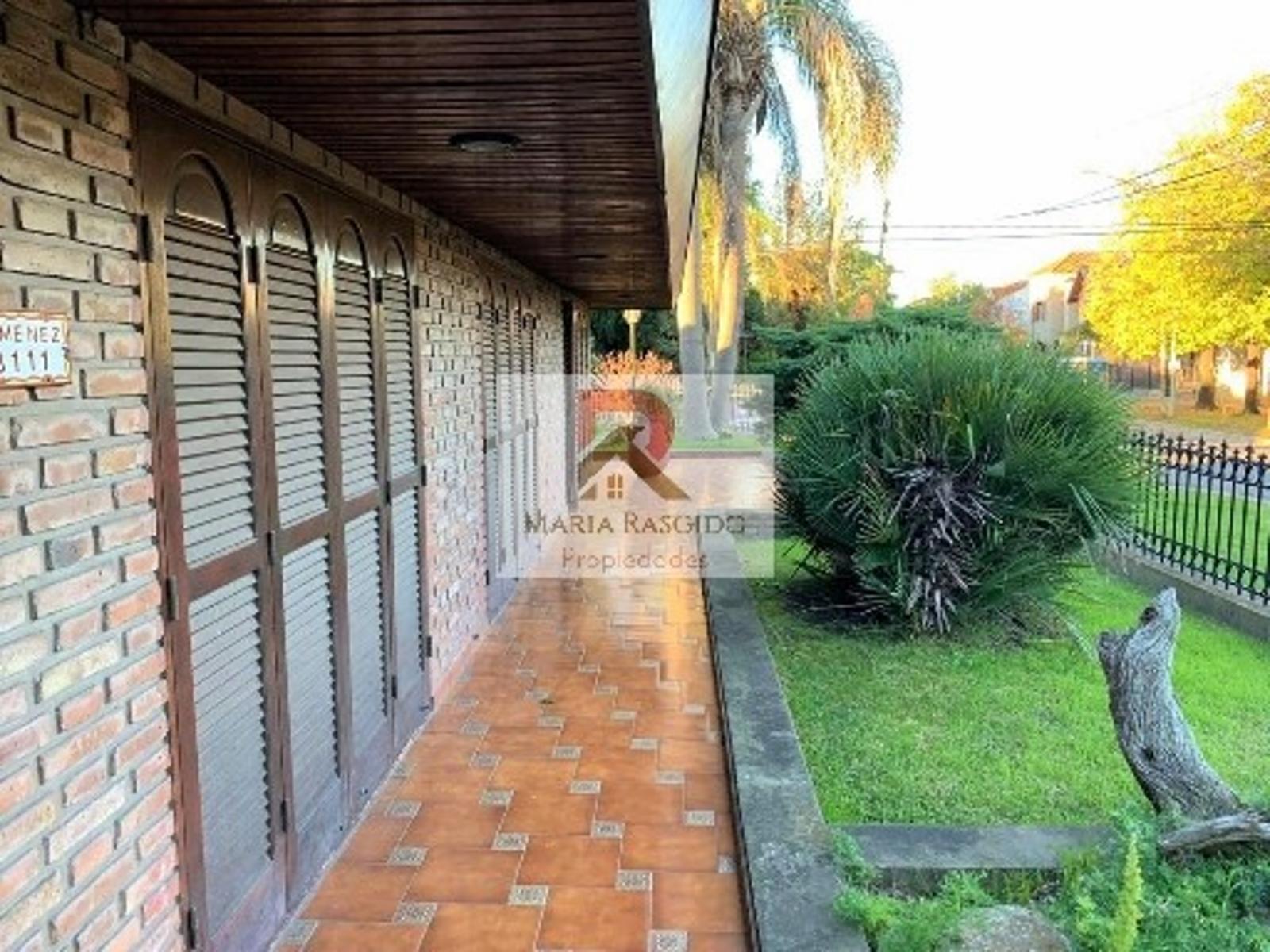 Importante casa en inmejorable zona de Castelar Norte. 5 ambientes. Pileta. Quincho. Parque. Dependencia. — foto 4