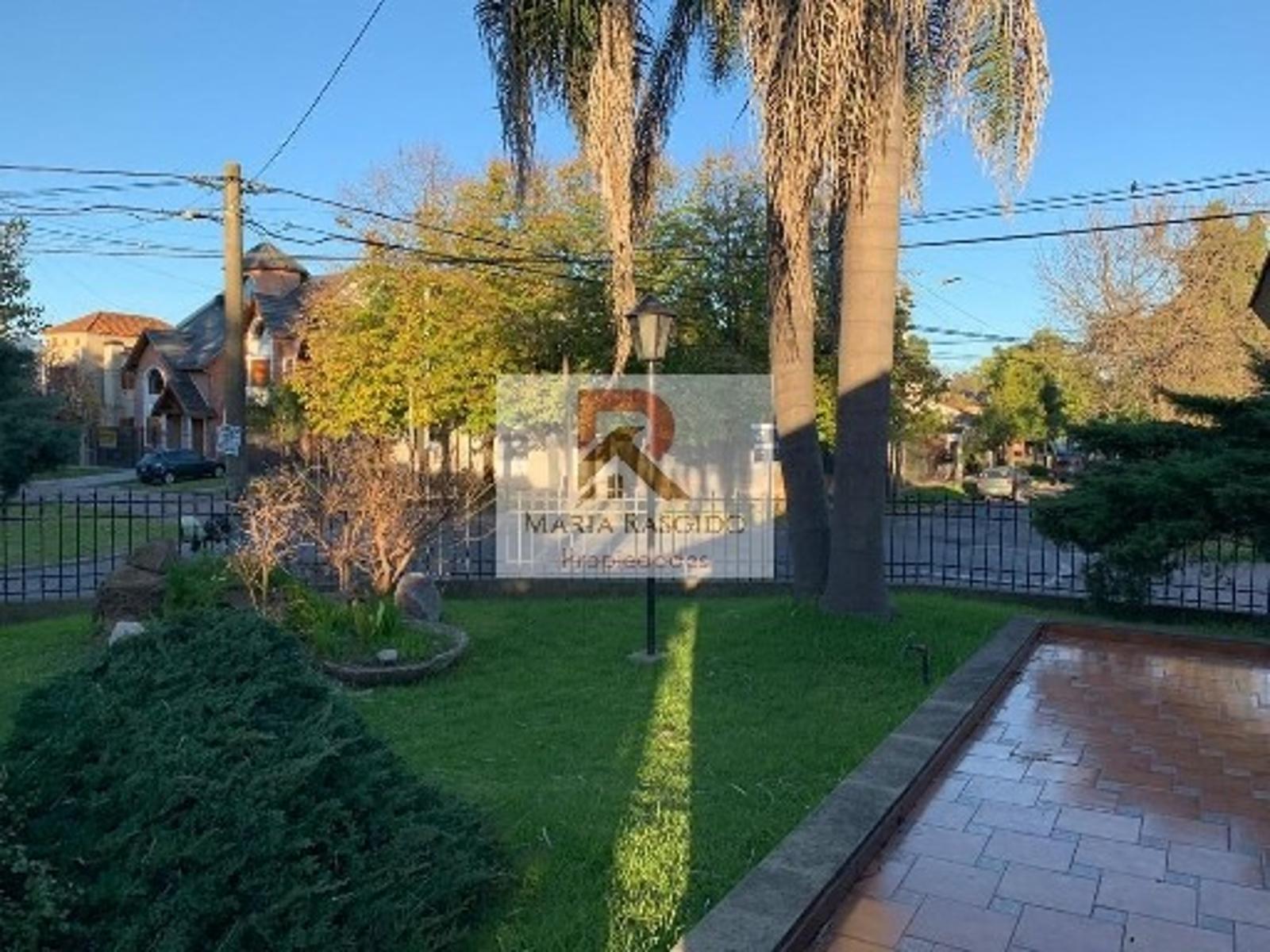 Importante casa en inmejorable zona de Castelar Norte. 5 ambientes. Pileta. Quincho. Parque. Dependencia. — foto 5