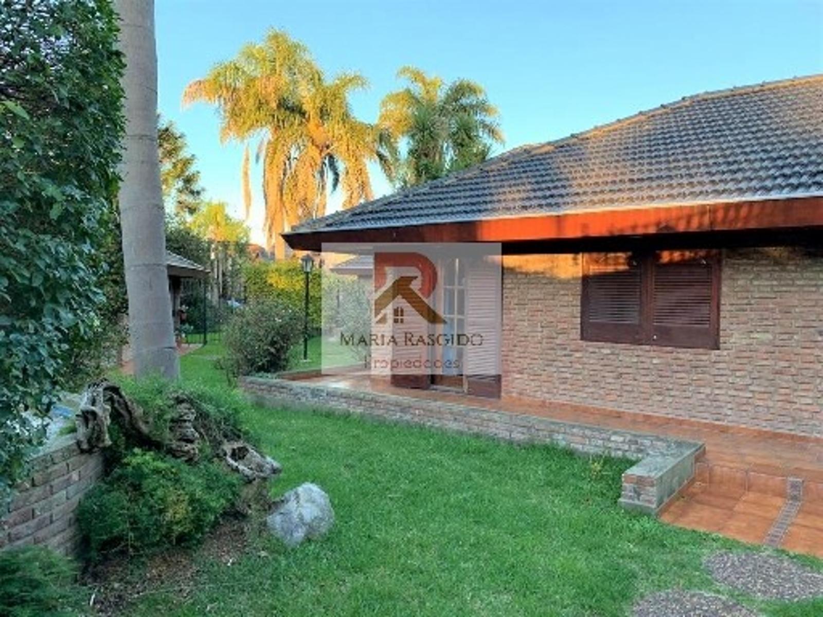 Importante casa en inmejorable zona de Castelar Norte. 5 ambientes. Pileta. Quincho. Parque. Dependencia. — foto 6