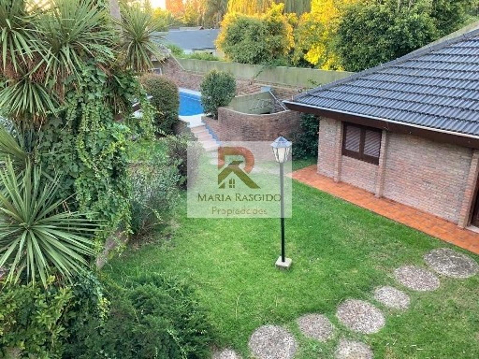 Importante casa en inmejorable zona de Castelar Norte. 5 ambientes. Pileta. Quincho. Parque. Dependencia. — foto 7