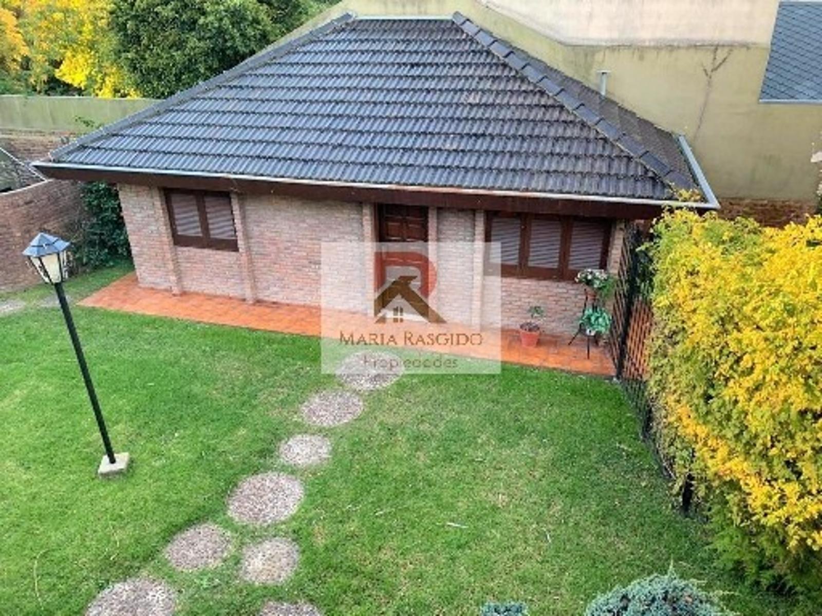 Importante casa en inmejorable zona de Castelar Norte. 5 ambientes. Pileta. Quincho. Parque. Dependencia. — foto 8