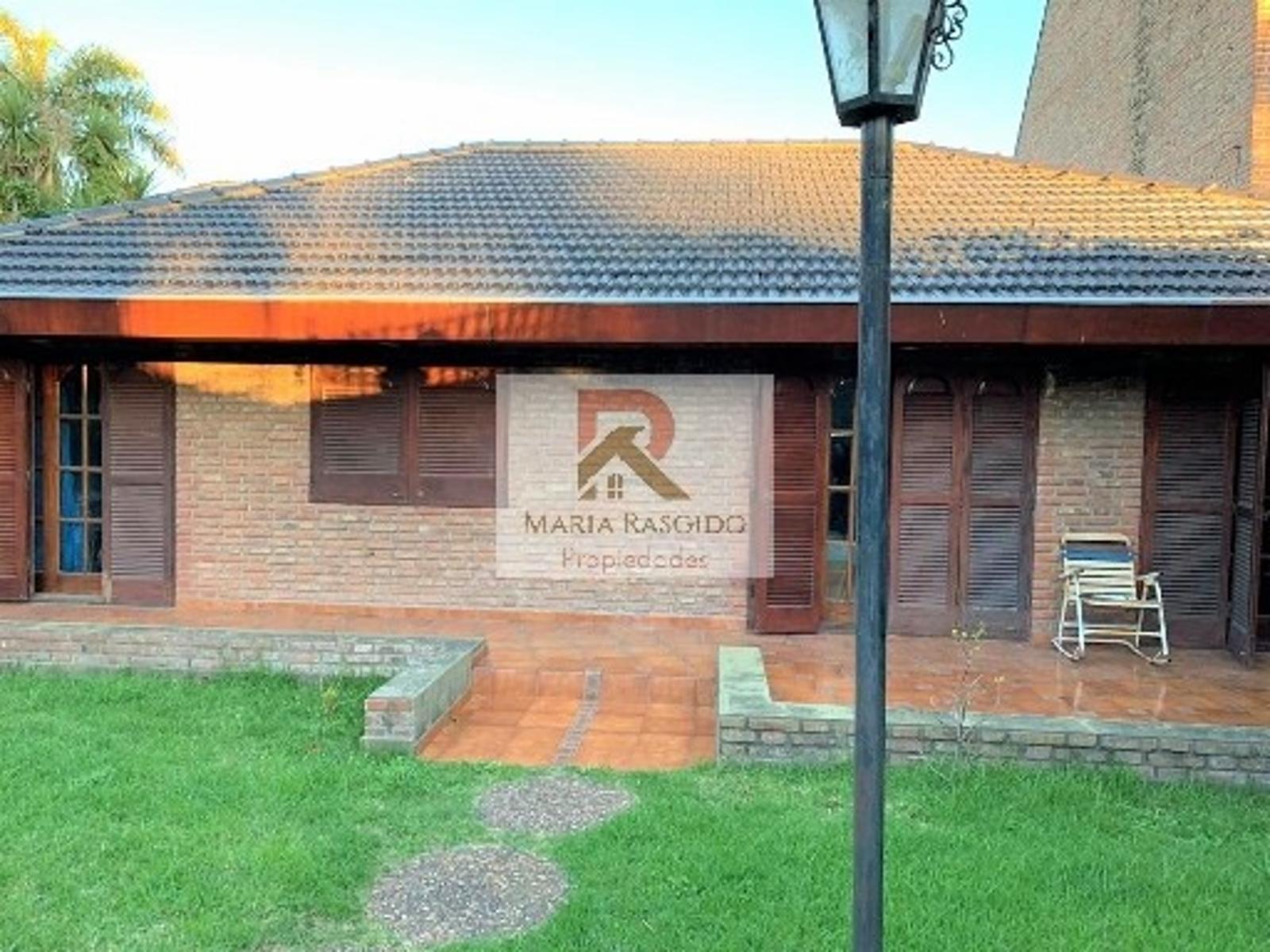 Importante casa en inmejorable zona de Castelar Norte. 5 ambientes. Pileta. Quincho. Parque. Dependencia. — foto 9