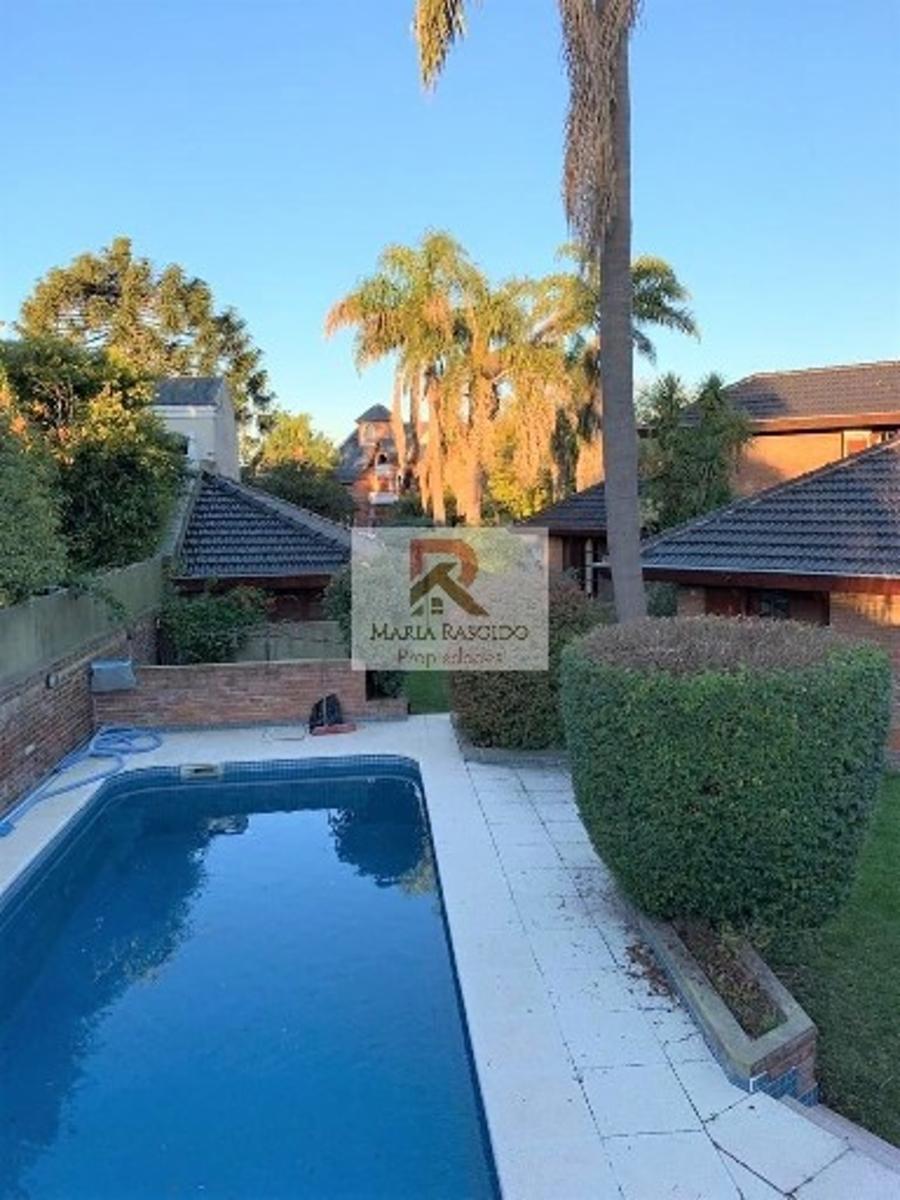 Importante casa en inmejorable zona de Castelar Norte. 5 ambientes. Pileta. Quincho. Parque. Dependencia. — foto 10