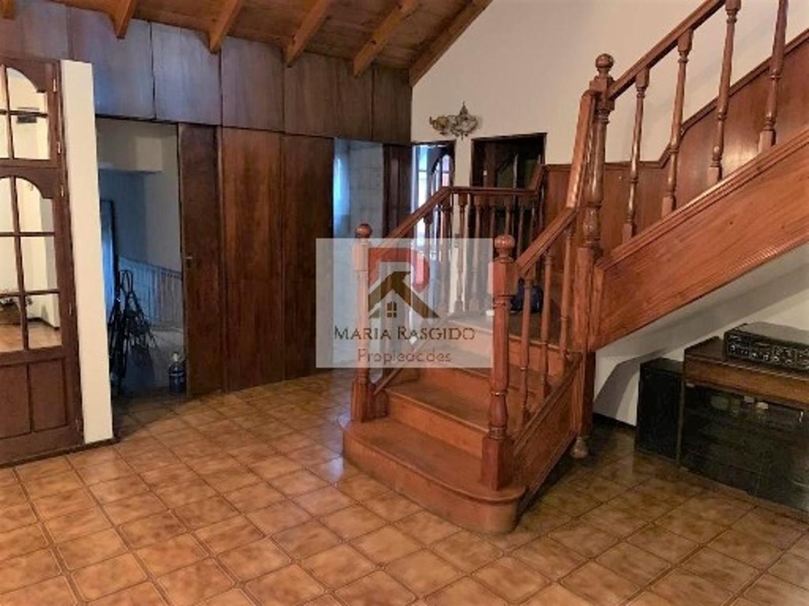 Importante casa en inmejorable zona de Castelar Norte. 5 ambientes. Pileta. Quincho. Parque. Dependencia. — foto 11