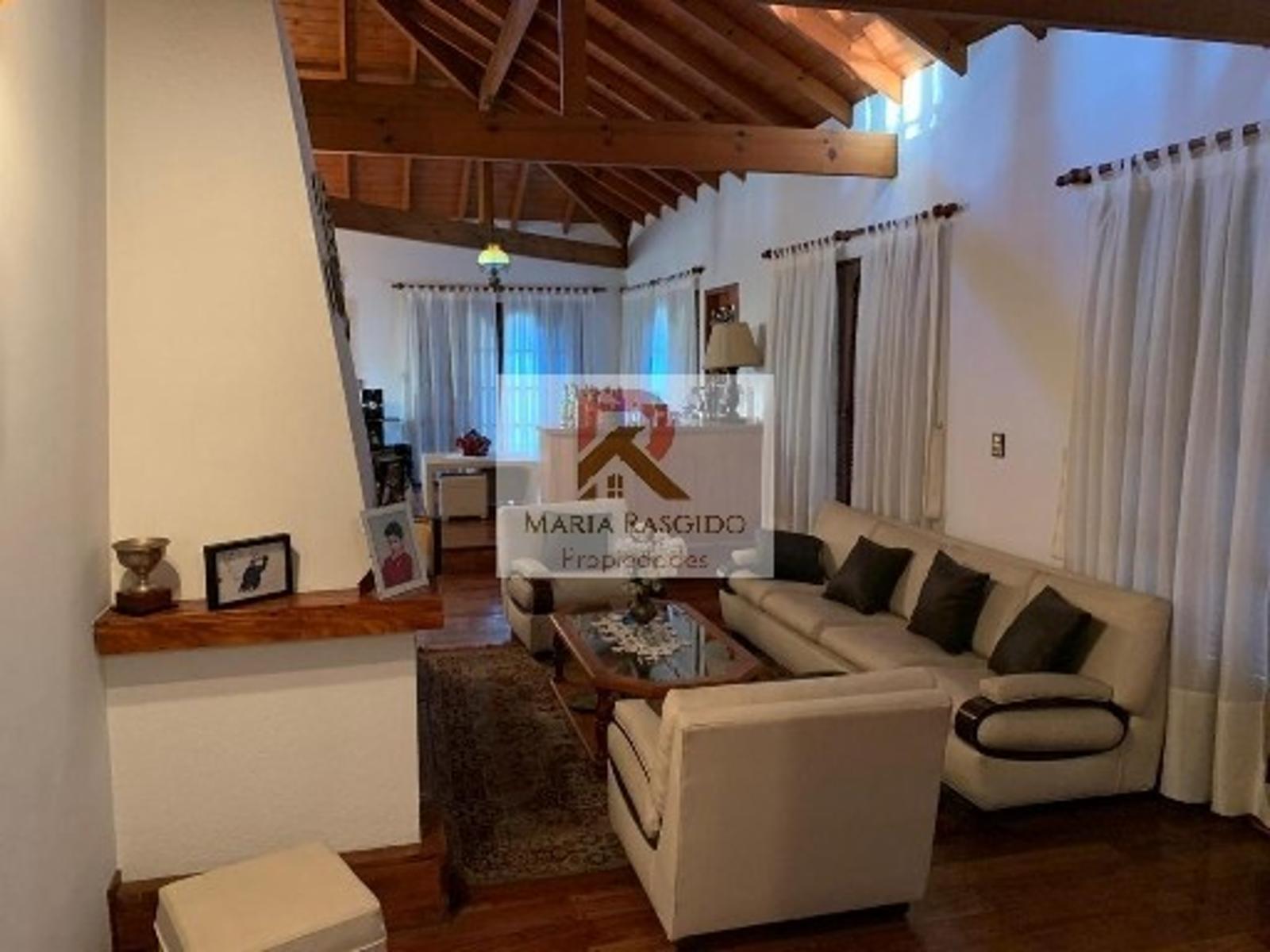 Importante casa en inmejorable zona de Castelar Norte. 5 ambientes. Pileta. Quincho. Parque. Dependencia. — foto 12