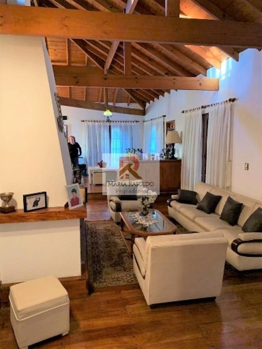 Importante casa en inmejorable zona de Castelar Norte. 5 ambientes. Pileta. Quincho. Parque. Dependencia. — foto 13