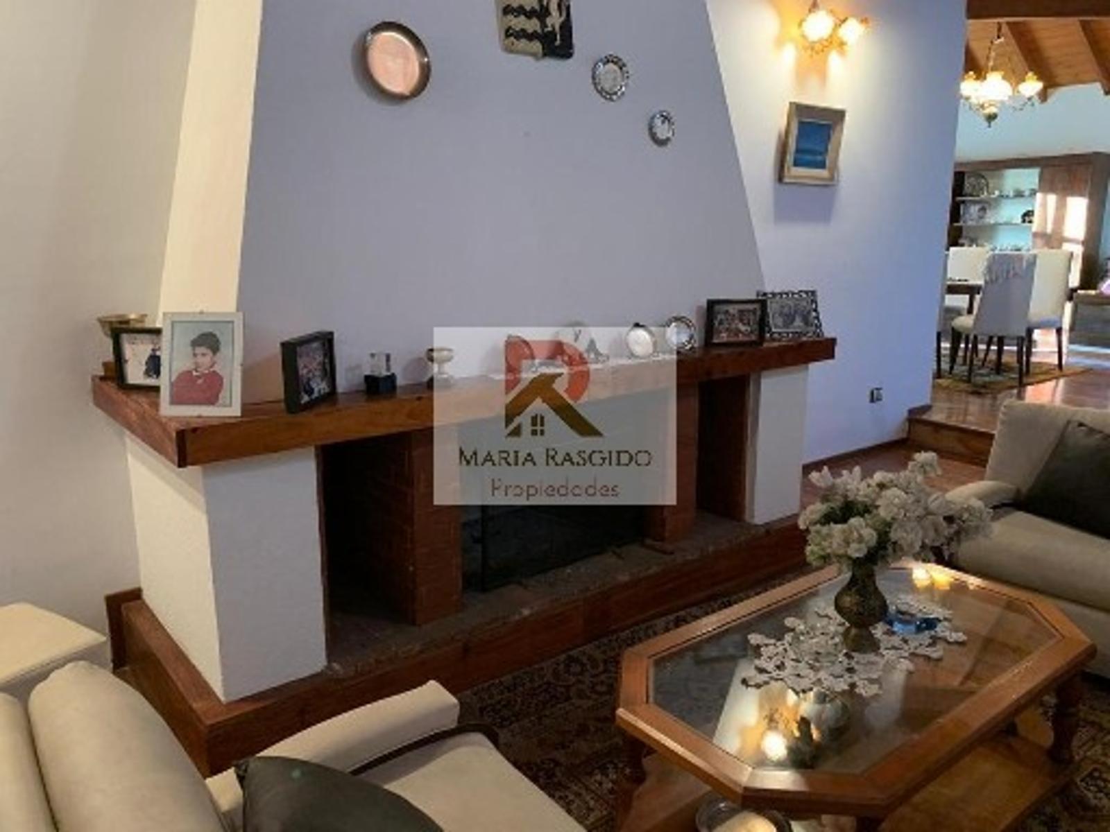 Importante casa en inmejorable zona de Castelar Norte. 5 ambientes. Pileta. Quincho. Parque. Dependencia. — foto 14