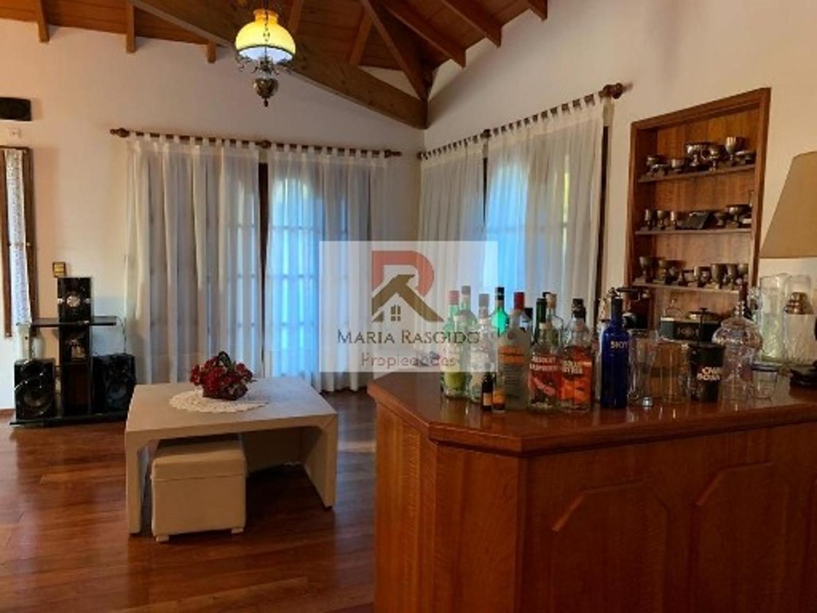 Importante casa en inmejorable zona de Castelar Norte. 5 ambientes. Pileta. Quincho. Parque. Dependencia. — foto 15