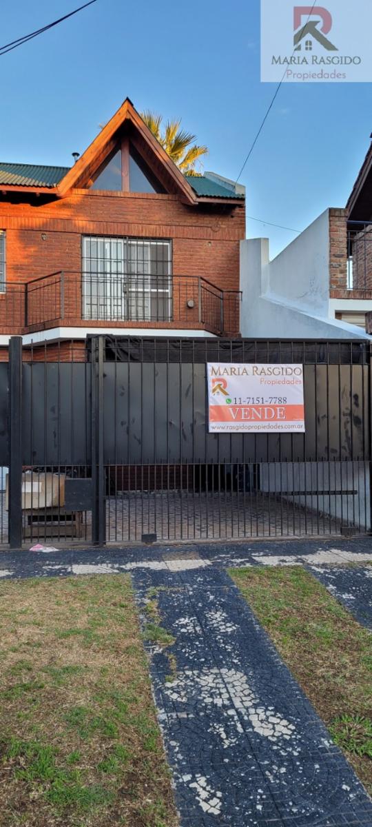 Dúplex a la venta en Ituzaingó. 3 ambientes. Acceso inmediato a la Autopista del Oeste. 2 dormitorios y 2 baños. Cochera descubierta. Antigüedad 2 años