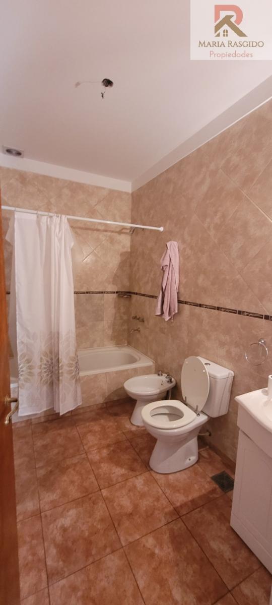 Dúplex a la venta en Ituzaingó. 3 ambientes. Acceso inmediato a la Autopista del Oeste. 2 dormitorios y 2 baños. Cochera descubierta. Antigüedad 2 años — foto 3