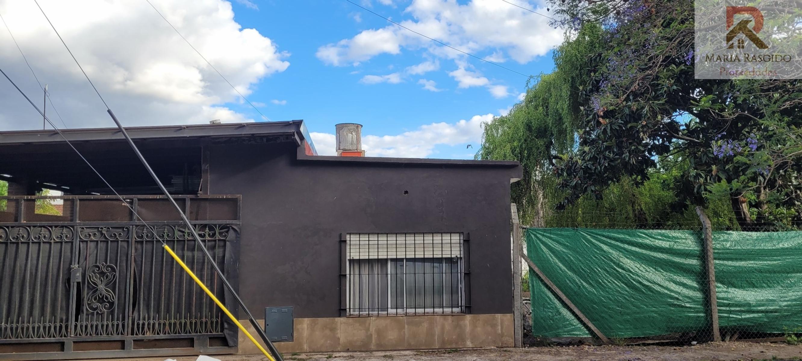 CASA CON PARQUE EXCELENTE UBICACION GOLF ITUZAINGO 3 AMBIENTES