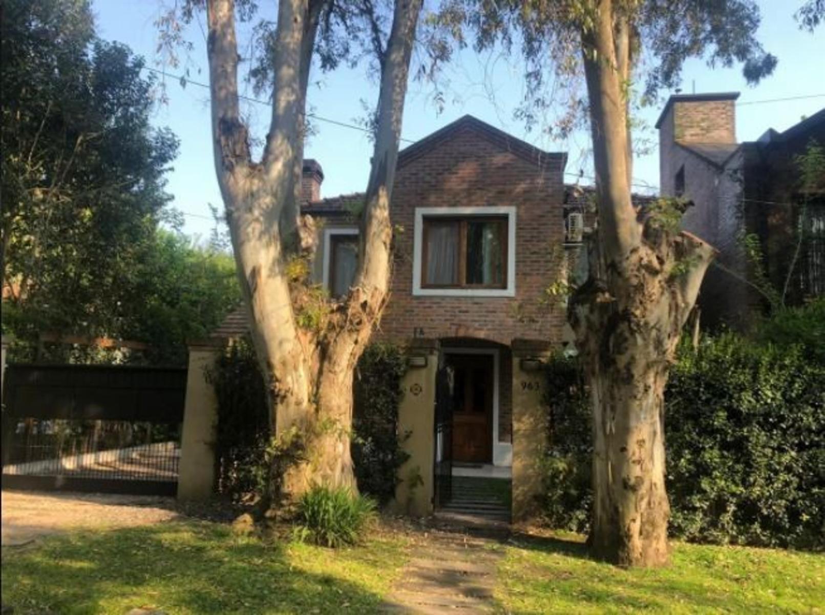Venta Excelente Propiedad Minimalista metros Casco Parque Leloir con pileta 4 ambientes