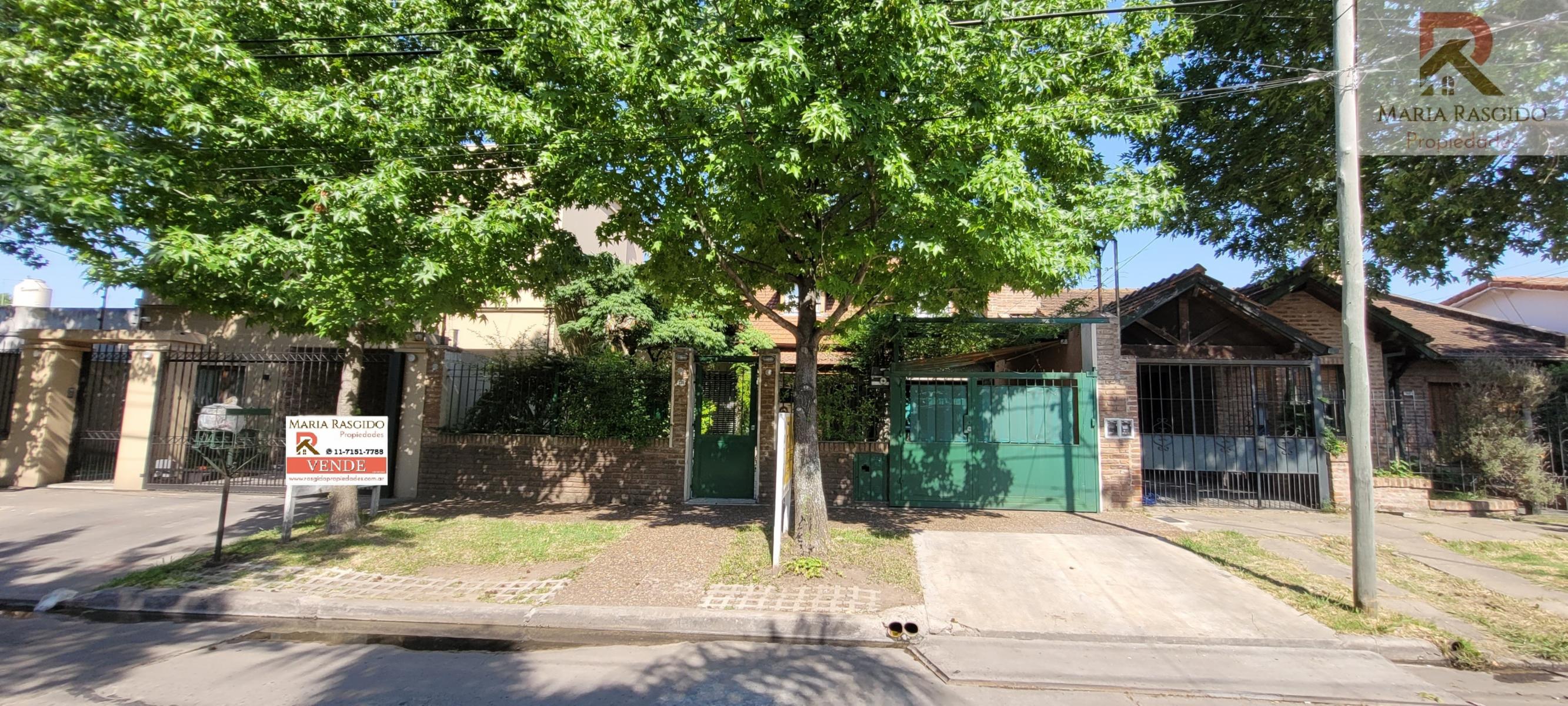 Venta Hermoso Chalet Castelar parque piscina Excelente Zona 4 ambientes Toma propiedad menos valor parte de pago