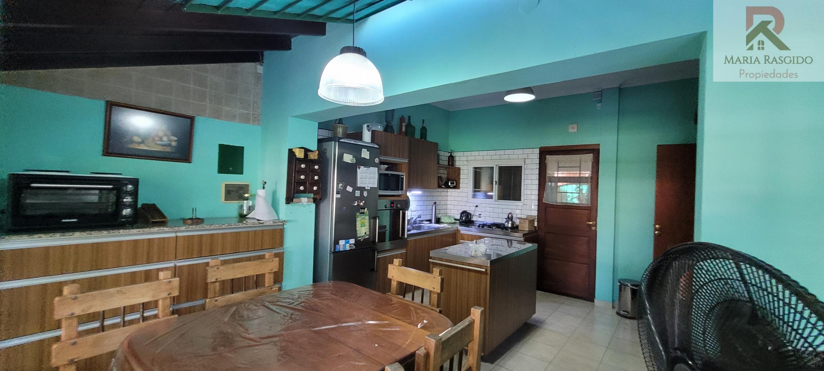 Venta Hermoso Chalet Castelar parque piscina Excelente Zona 4 ambientes Toma propiedad menos valor parte de pago — foto 7