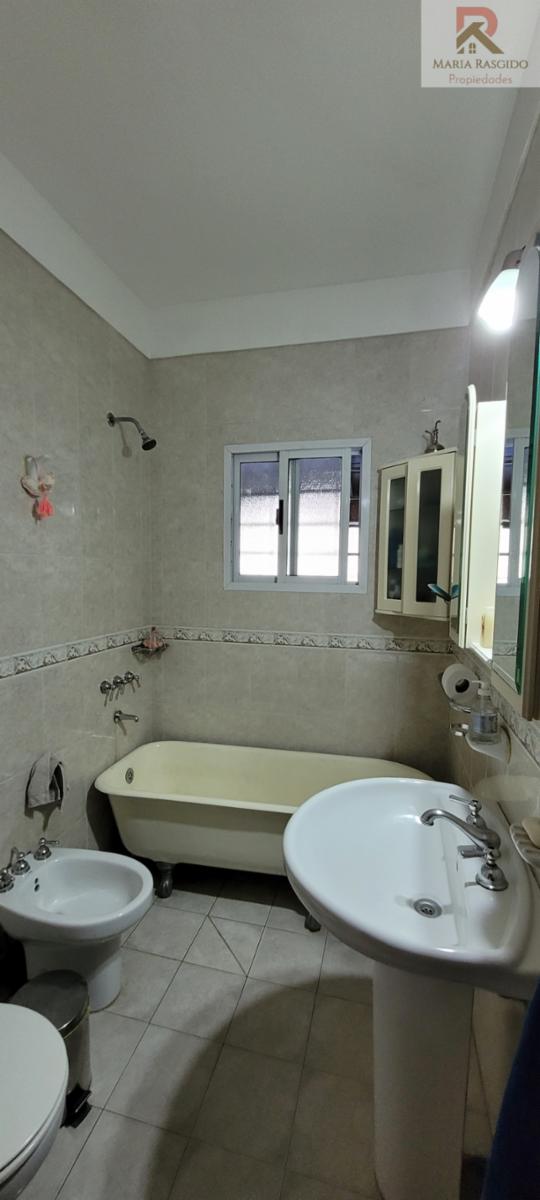 Venta Hermoso Chalet Castelar parque piscina Excelente Zona 4 ambientes Toma propiedad menos valor parte de pago — foto 8