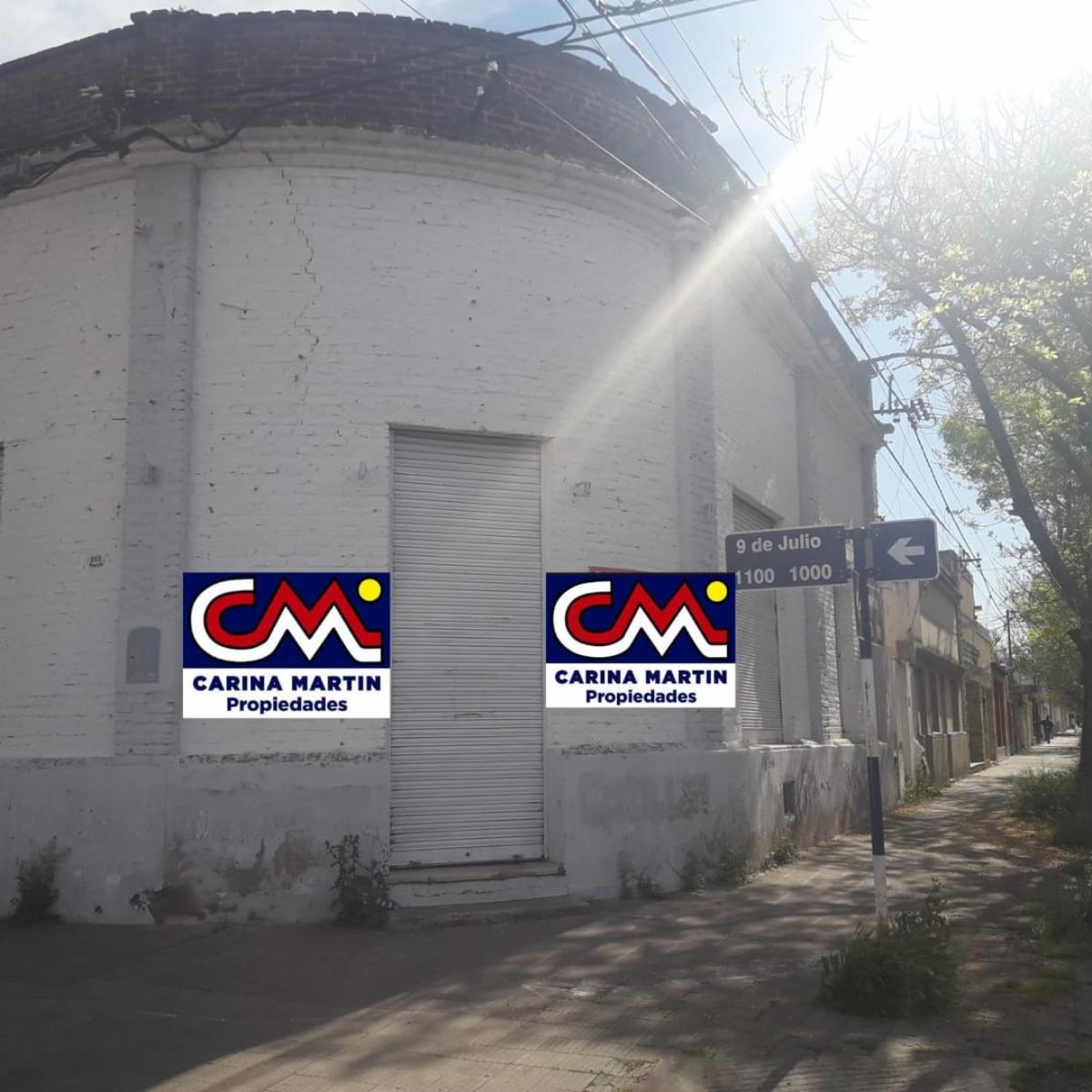 Importante esquina comercial. Inmueble a reciclar o demoler. Barrio Km5. Frente a club deportivo y salón de eventos.