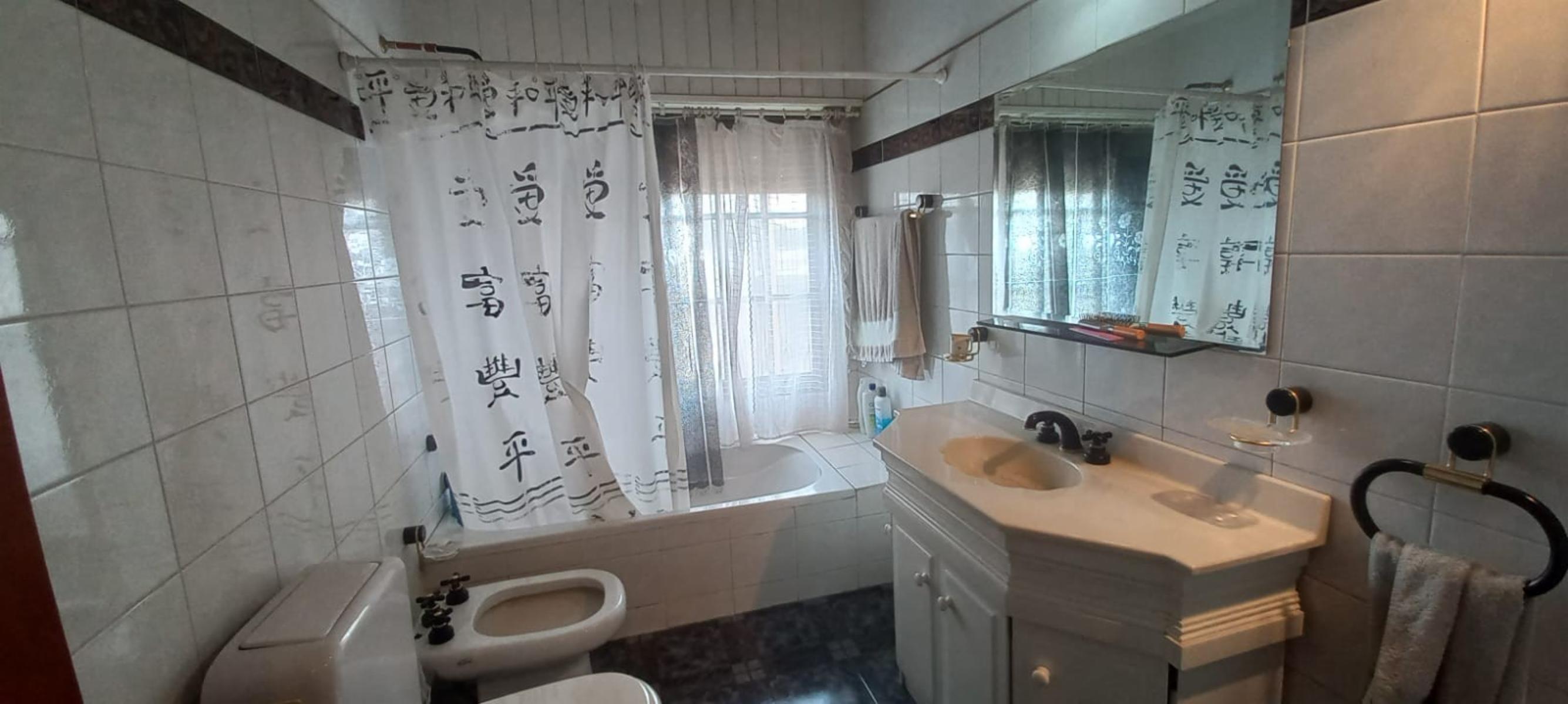 OPORTUNIDAD - VENTA casa 3 dormitorios con patio, pileta + LOCAL + Garaje doble - Doble terraza — foto 7