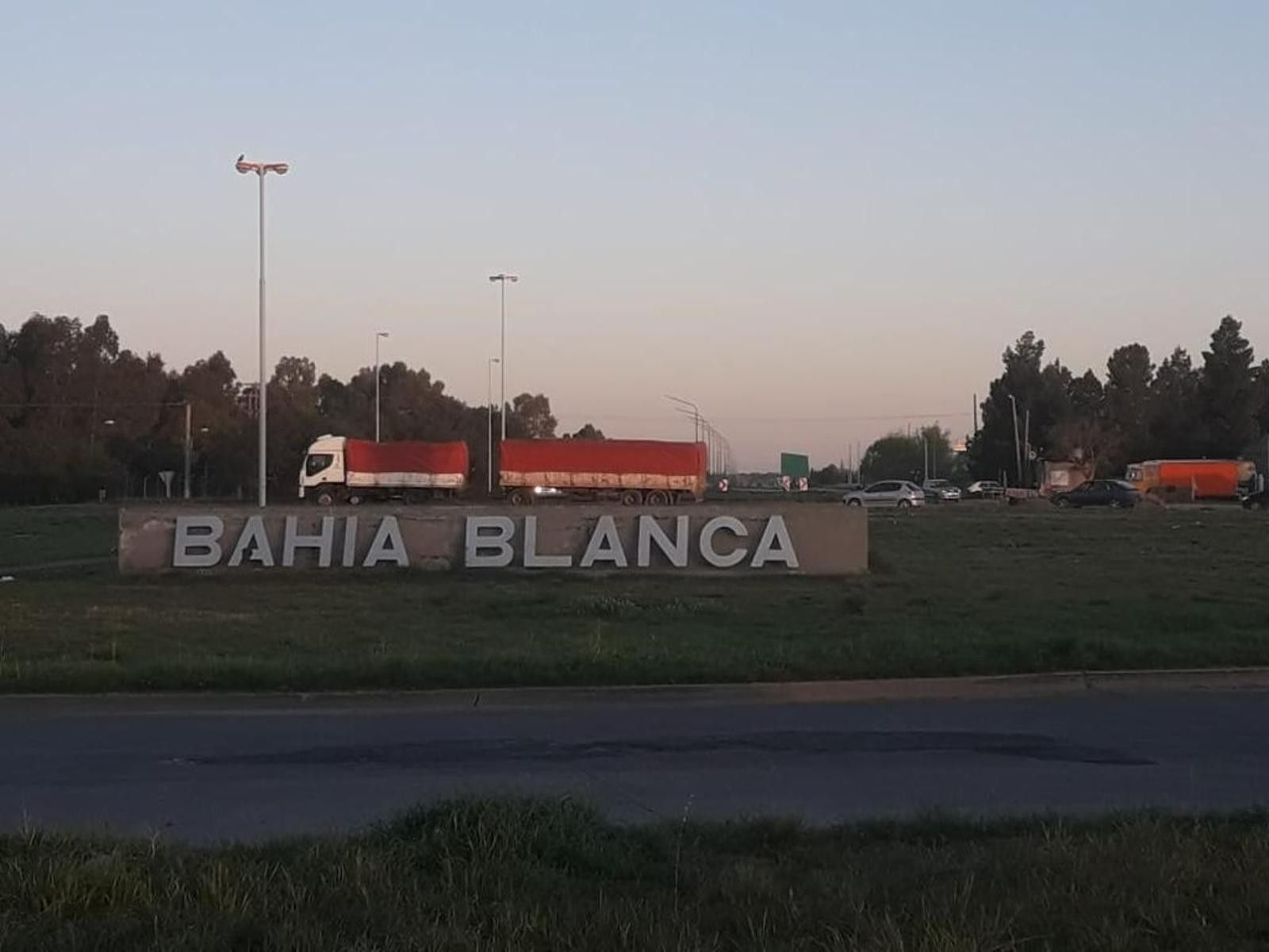 Venta de Lotes sobre Ruta 33 antes de la rotonda CaminoParqueSesquicentenario, una Puerta de Bahía Blanca — foto 4