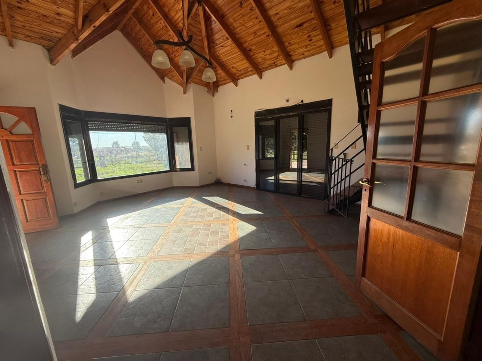 Venta de moderna, funcional y luminosa casa ubicada en Barrio Los Chañares — foto 2