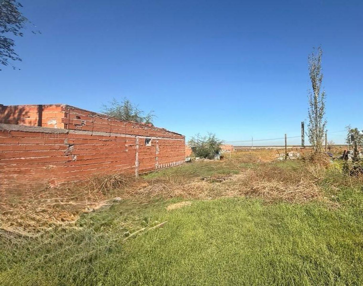 VENTA DE LOTE 10M DE FRENTE X 40M DE FONDO, LAS PALMERAS 5951 BARRIO PUNTA BLANCA. - 2