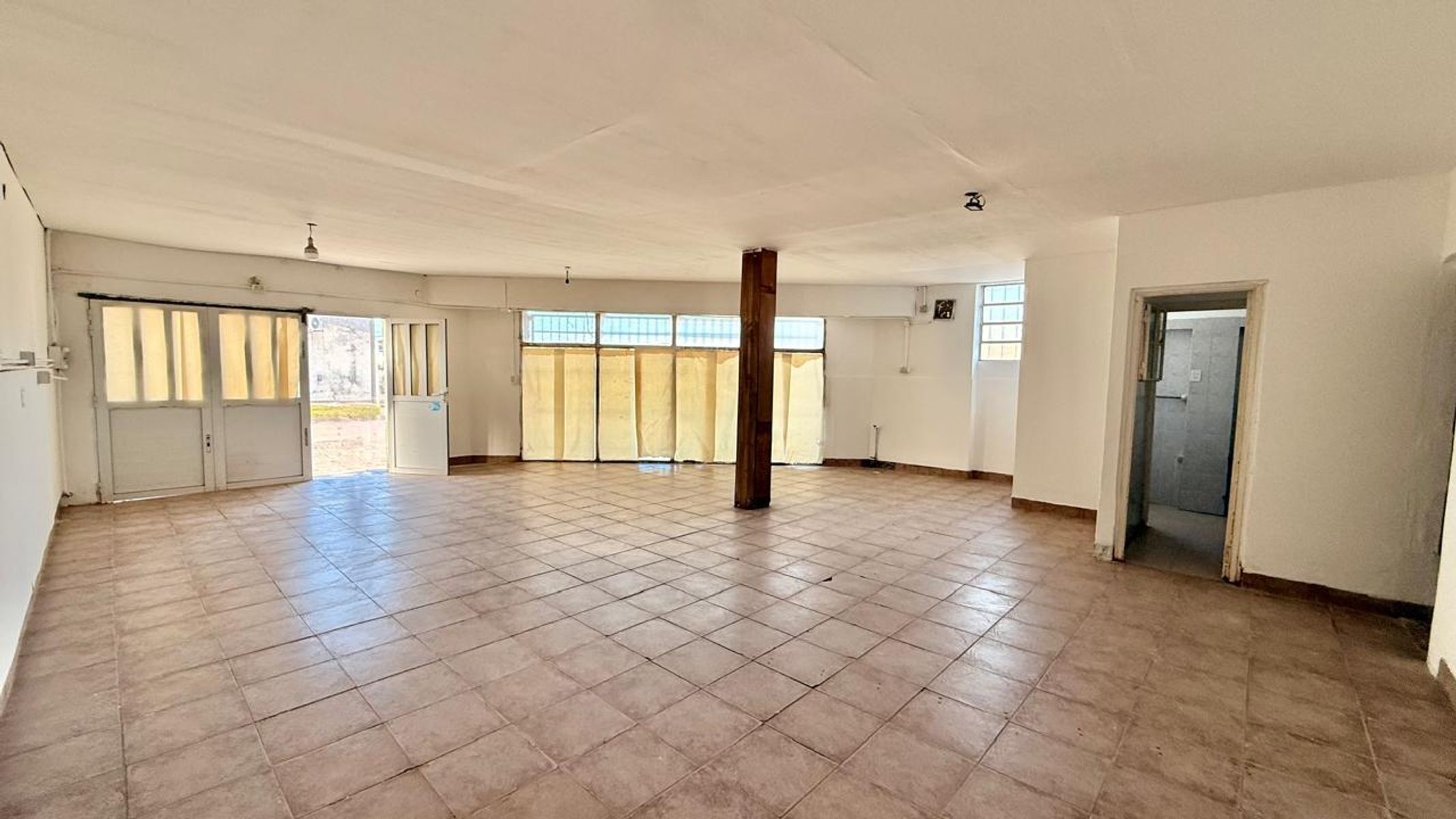 VENTA DE TRES LOCALES CON INGRESO PROPIO EN ESQUINA, RONDEAU 1600- BAHIA BLANCA - 2