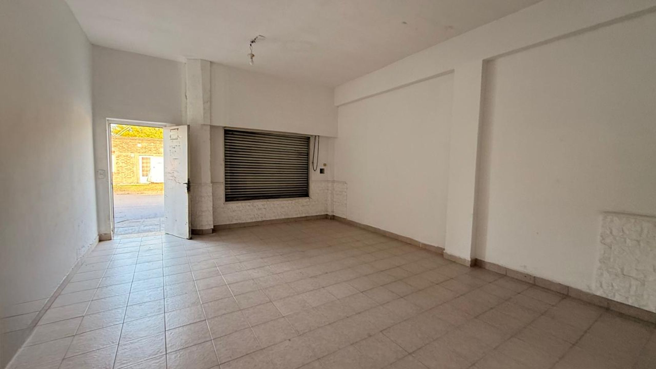 VENTA DE TRES LOCALES CON INGRESO PROPIO EN ESQUINA, RONDEAU 1600- BAHIA BLANCA - 4