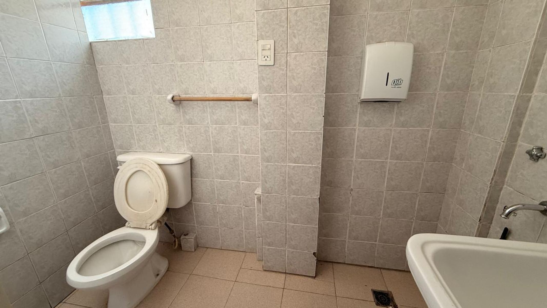 VENTA DE TRES LOCALES CON INGRESO PROPIO EN ESQUINA, RONDEAU 1600- BAHIA BLANCA - 10