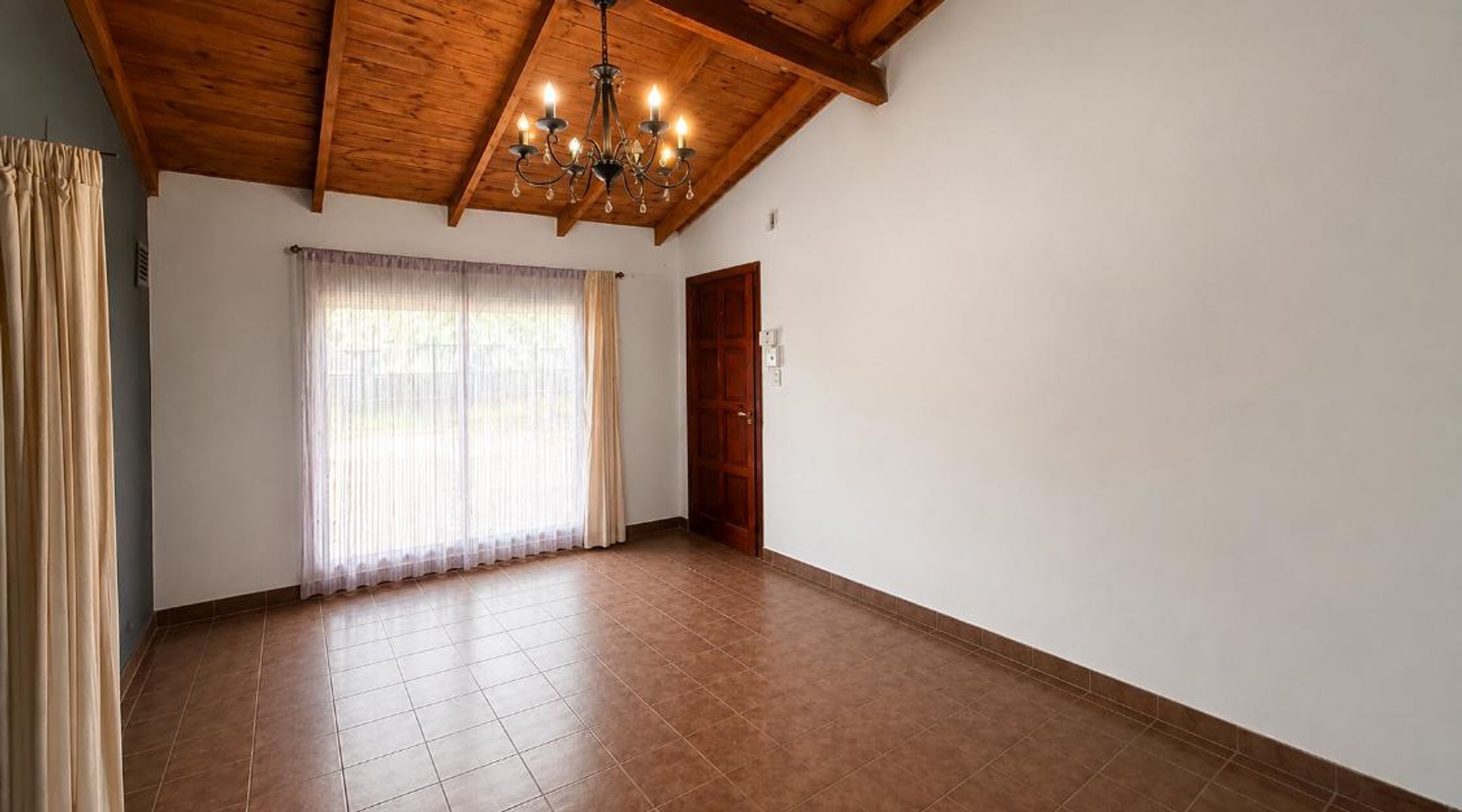 VENTA DE CASA CON 2 DORMITORIOS + GRAN SALON EN MAYOR BURATOVICH, PARTIDO DE VILLARINO, PROVINCIA DE BUENOS AIRES - 3