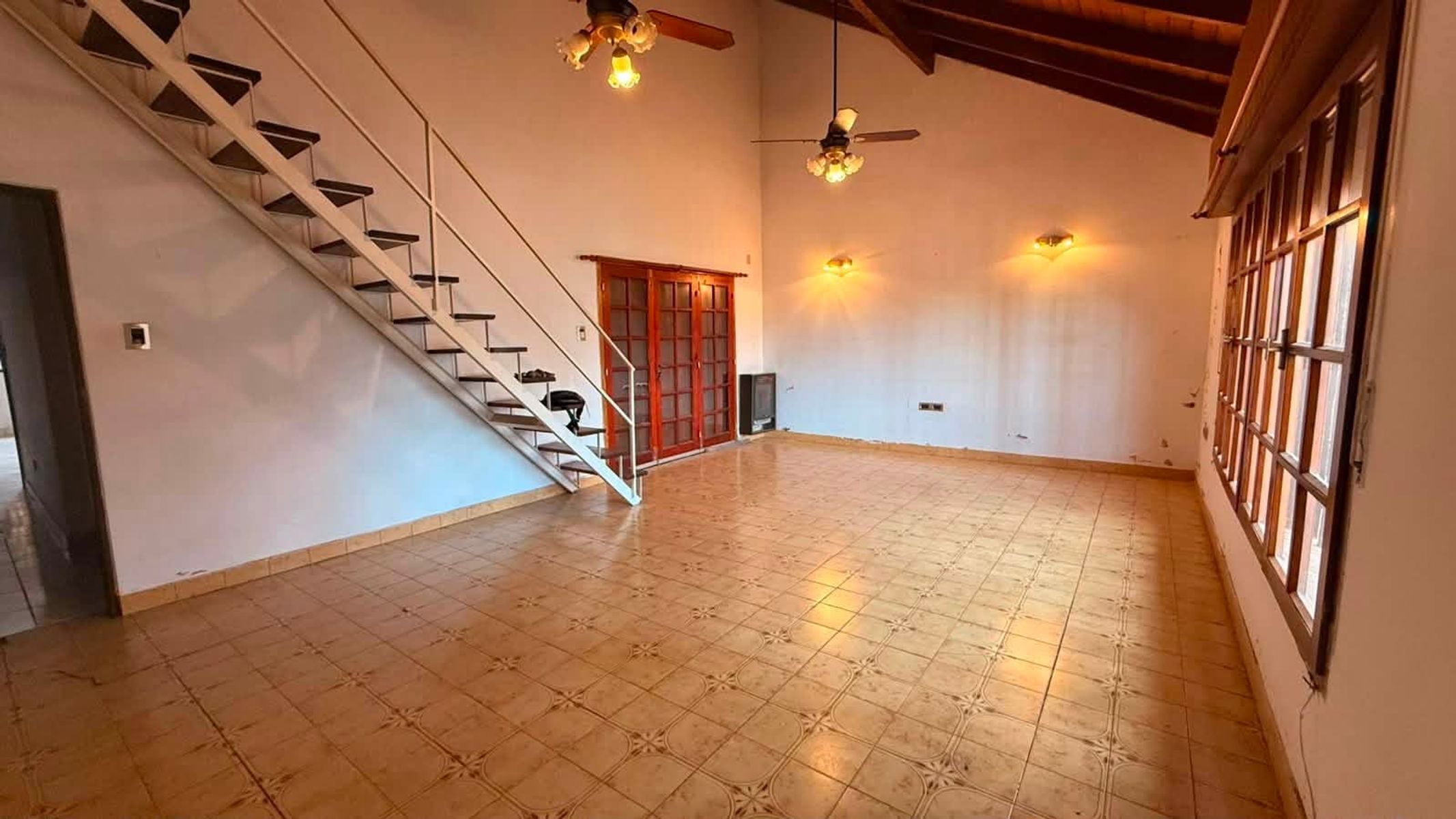 venta de casa con 3 dormitorios, garaje pasante y patio, azara 1500, bahia blanca - 2
