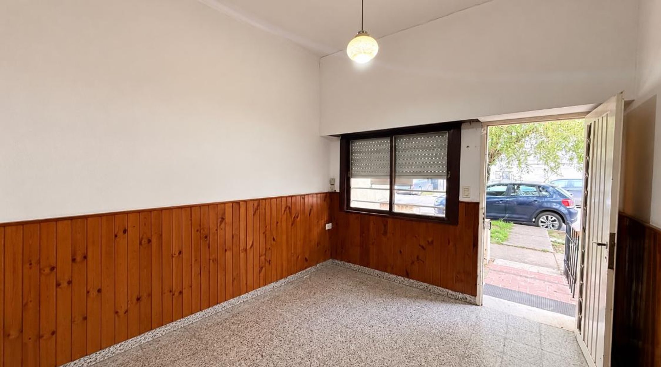 VENTA DE CASA CON GRAN PATIO VERDE + DEPARTAMENTO1 DORMITORIO, C. MALLEA N°900, BAHÍA BLANCA - 2