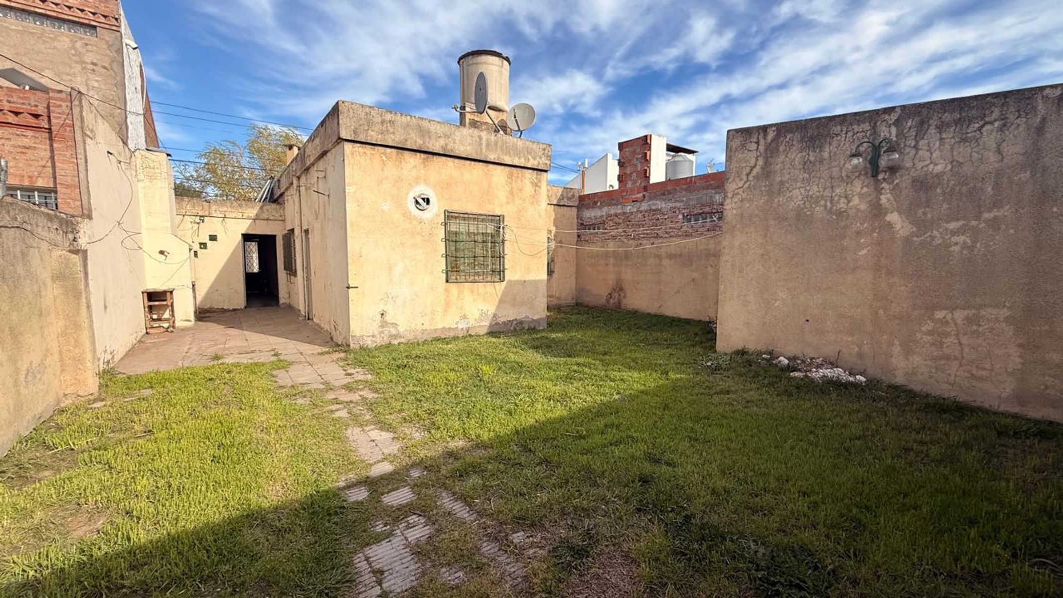 VENTA DE CASA CON GRAN PATIO VERDE + DEPARTAMENTO1 DORMITORIO, C. MALLEA N°900, BAHÍA BLANCA - 11
